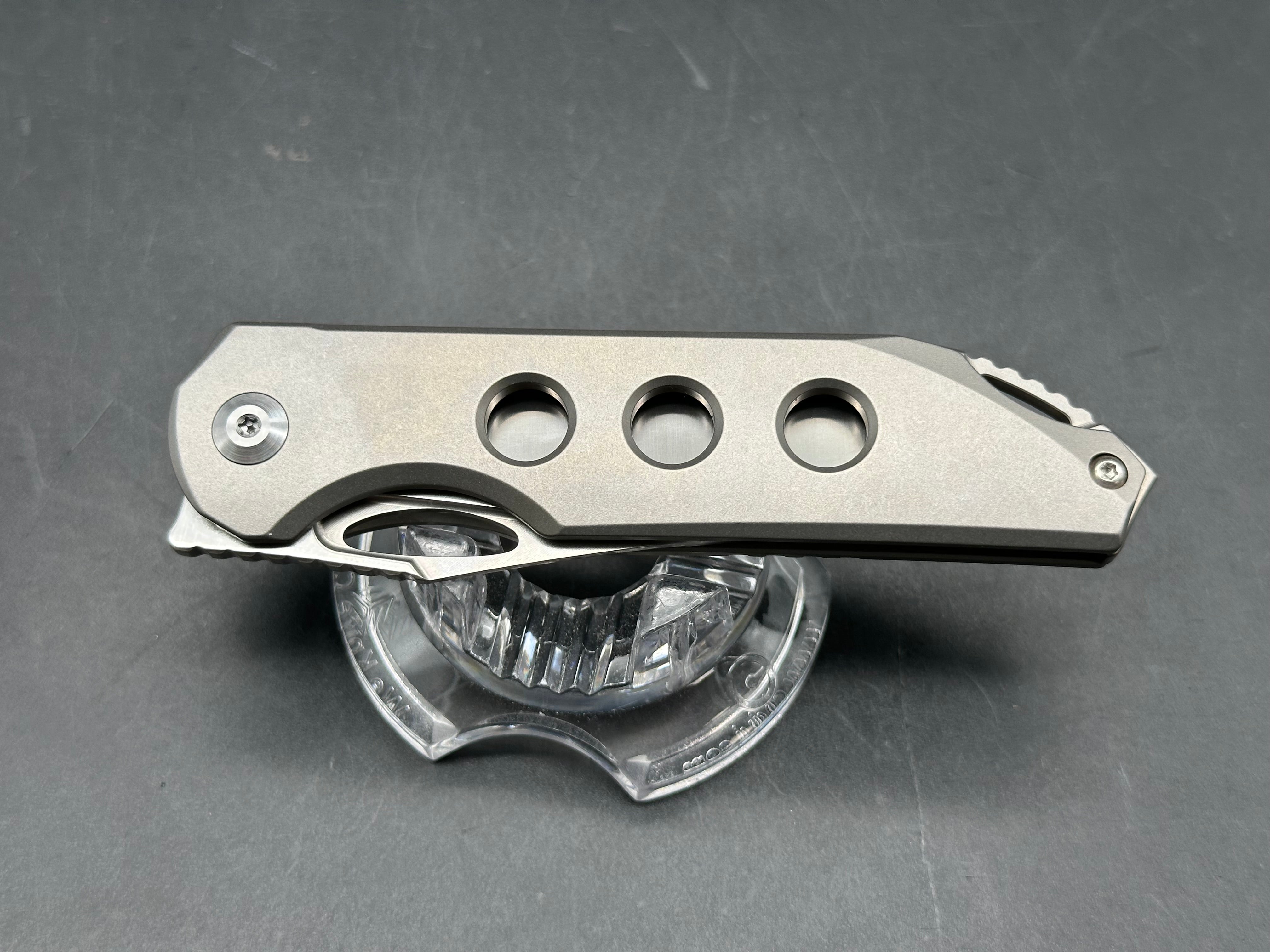 Kizer Assassin A2 Carlos Elstner design. 3.1 inch satin finish, clip point, flat grind CPM-S35VN blade
