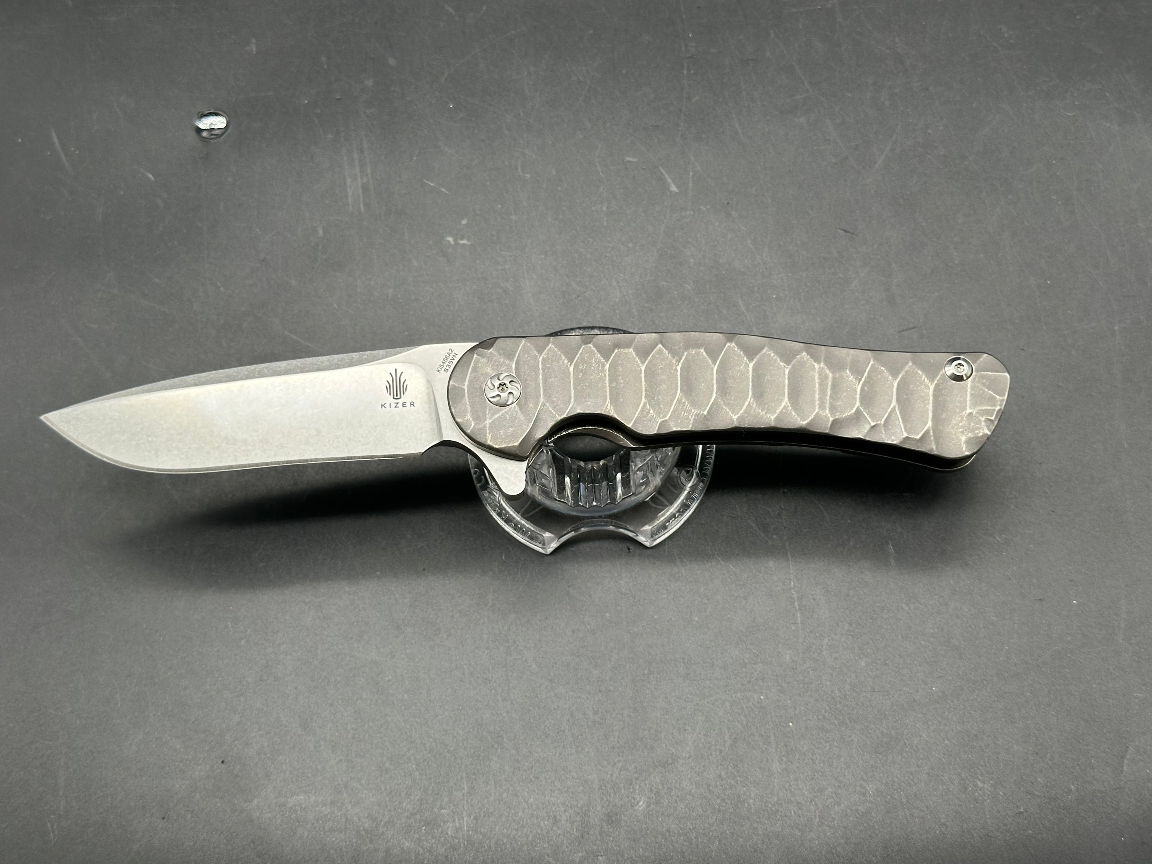 Kizer Dukes Large Matt Cuchiara design. 3.5 inch satin finish CPM-S35VN blade. Milled titanium frame