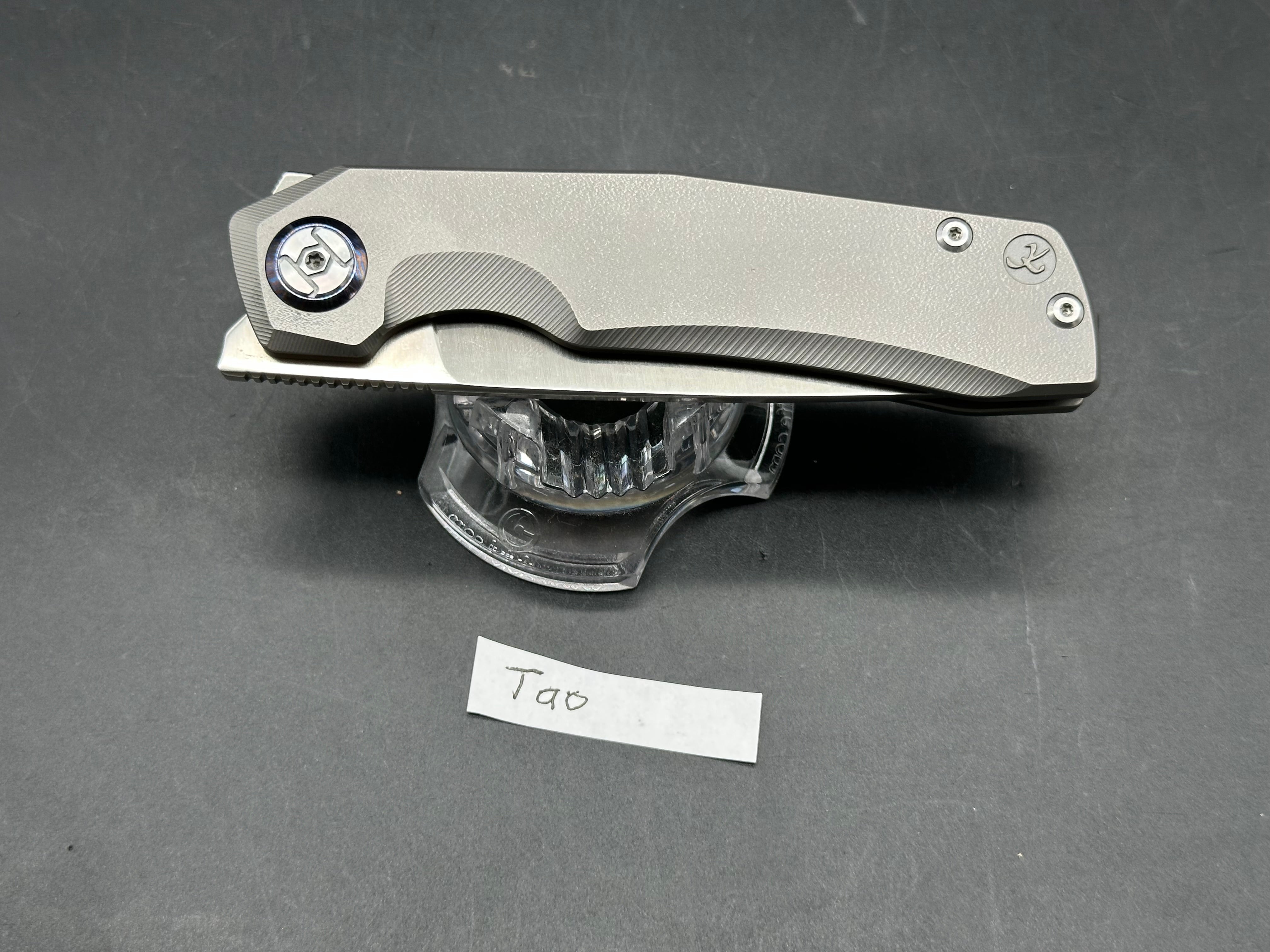 Kunwu Large Tao 3.5 inch satin finished, Bohler M390 blade. Textured titanium frame