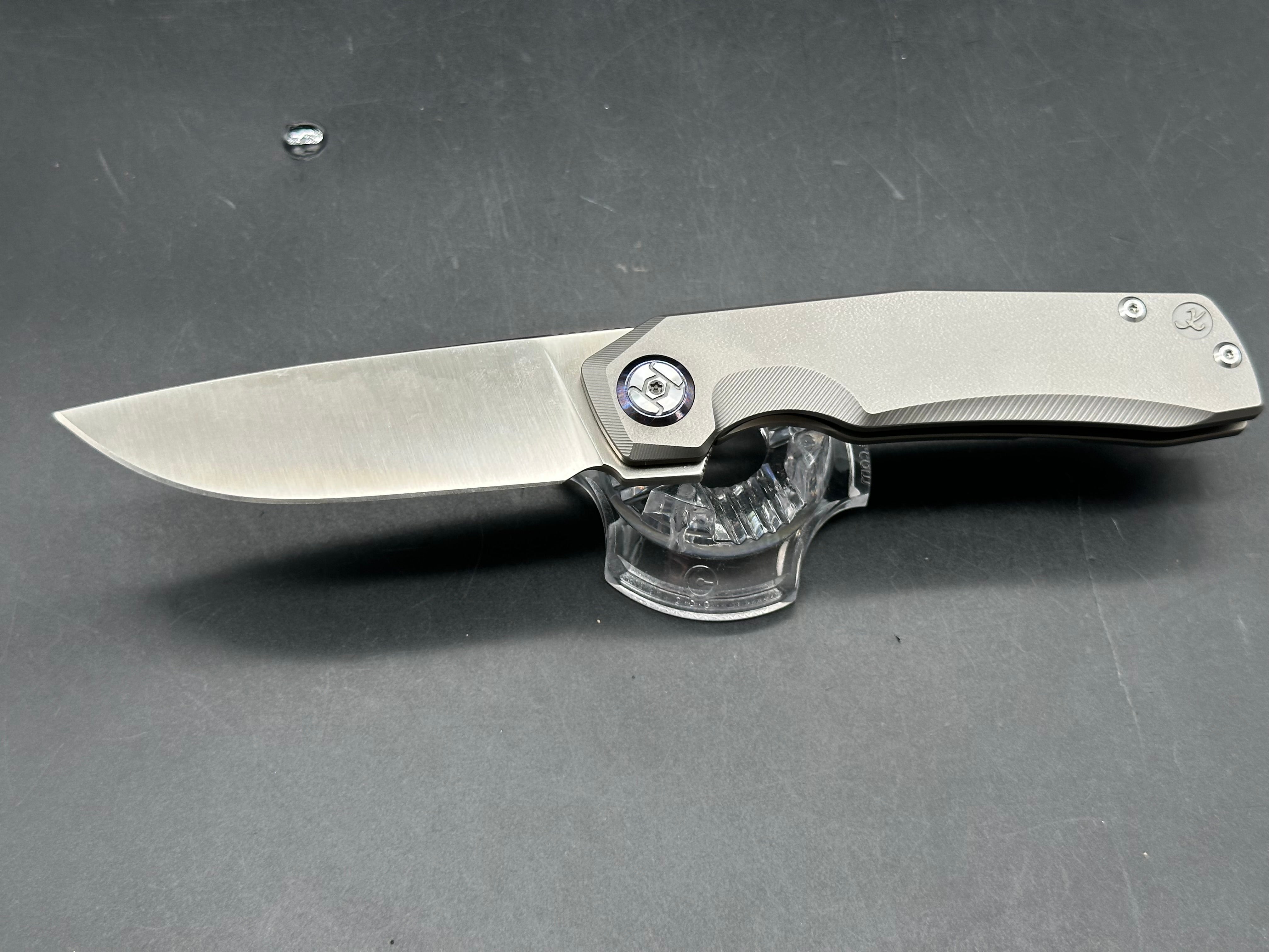 Kunwu Large Tao 3.5 inch satin finished, Bohler M390 blade. Textured titanium frame