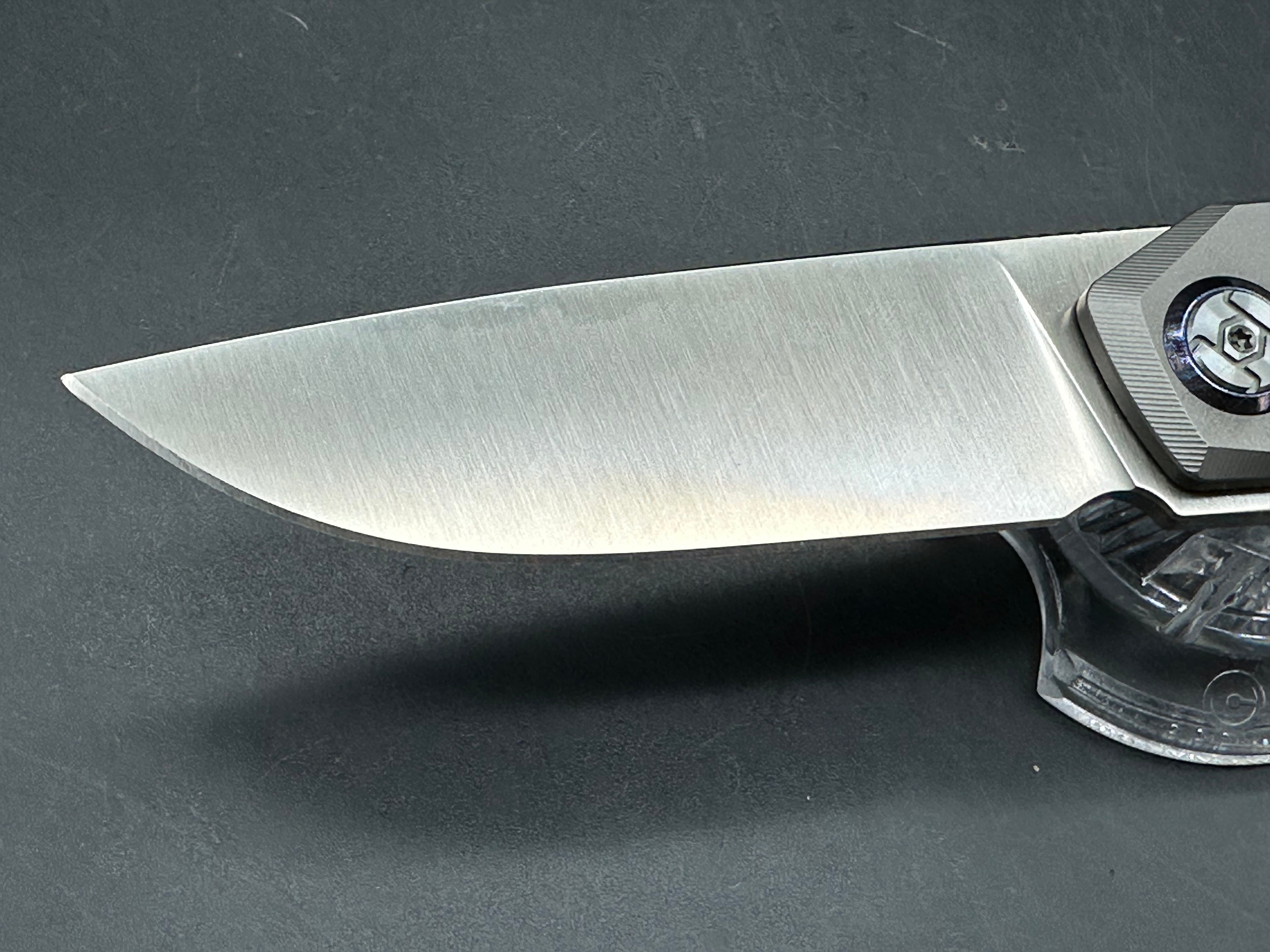 Kunwu Large Tao 3.5 inch satin finished, Bohler M390 blade. Textured titanium frame