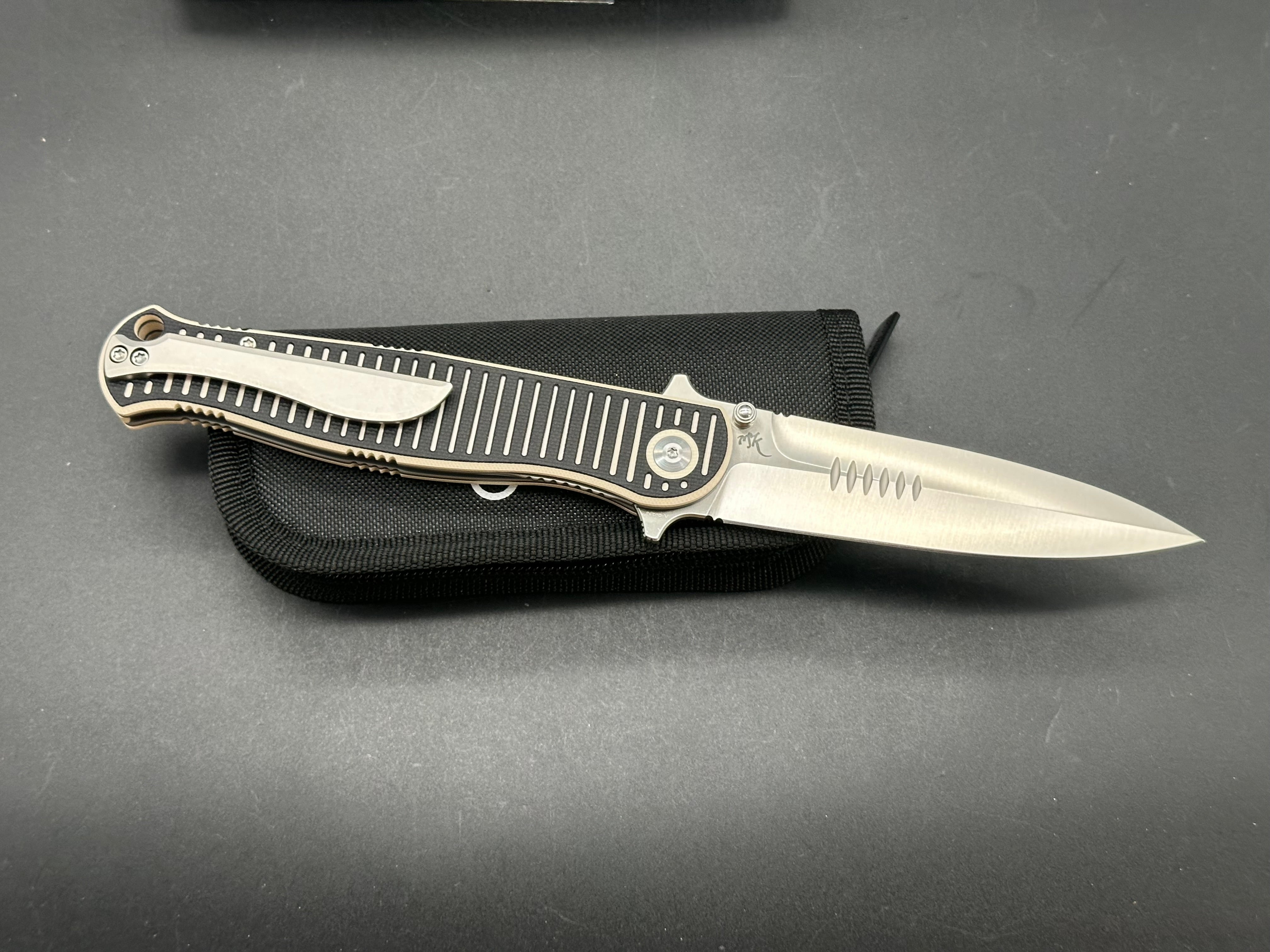 CIVIVI RS71 FOLDING KNIFE OFF WHITE/BLACK G10 HANDLE NITRO-V PLAIN EDGE SATIN FINISH