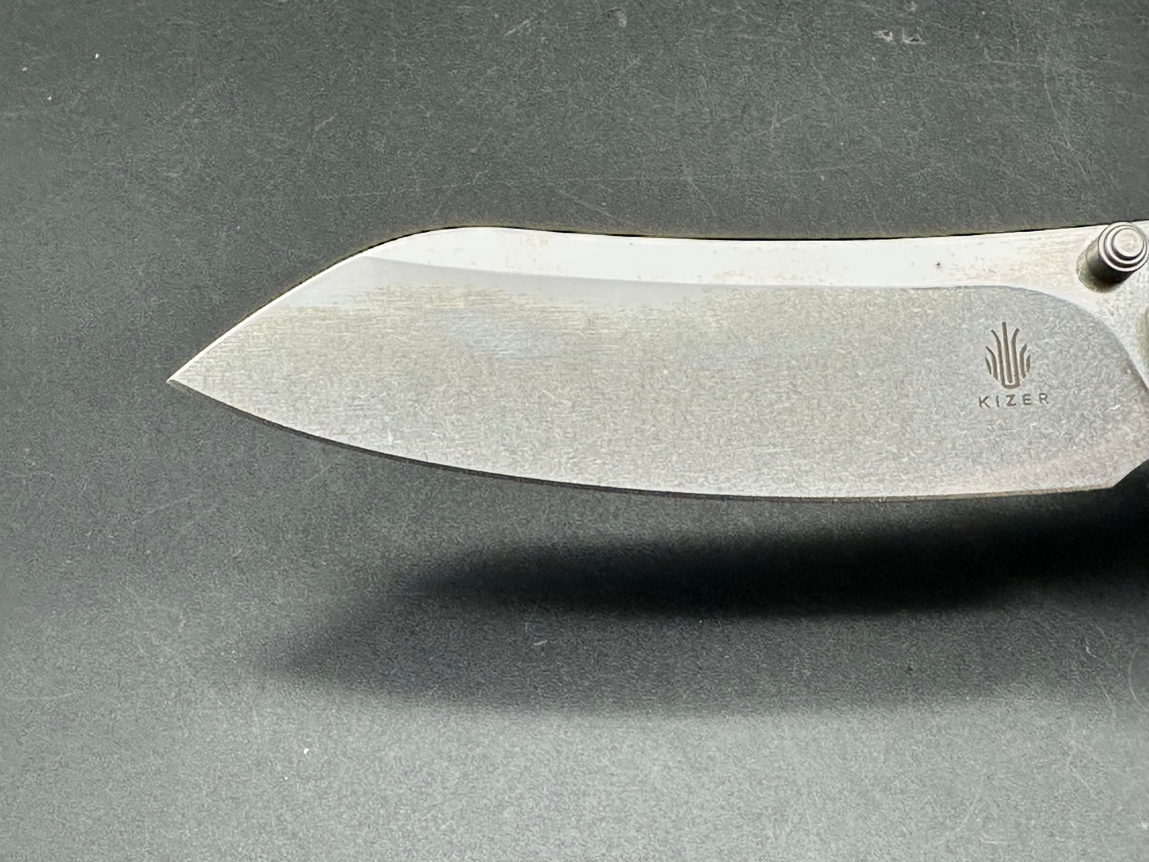 Kizer Clairvoyant 3.75 stonewashed, CPM-S35VN blade. Button lock. Titanium and carbon fiber scales