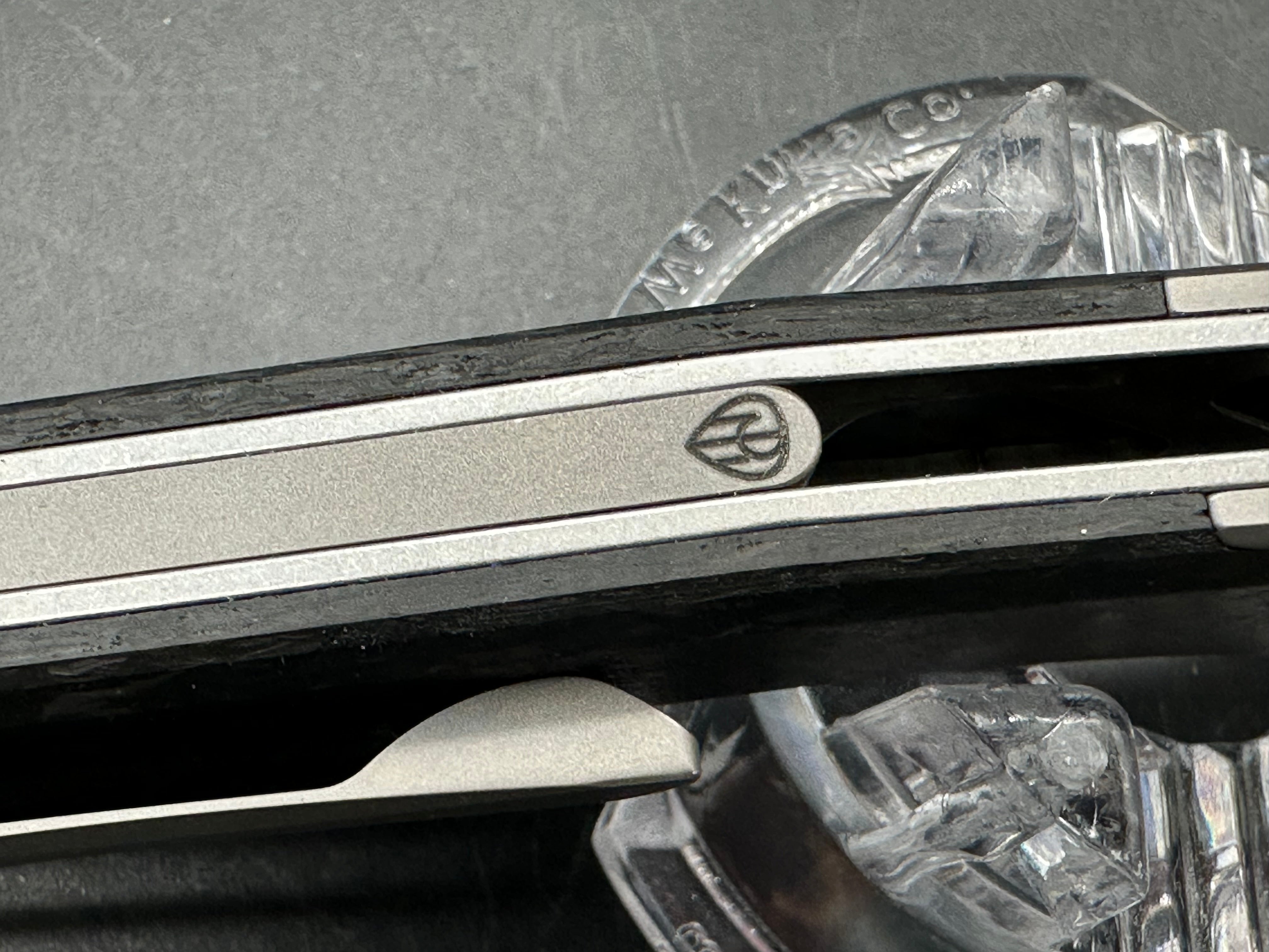 Kizer Clairvoyant 3.75 stonewashed, CPM-S35VN blade. Button lock. Titanium and carbon fiber scales