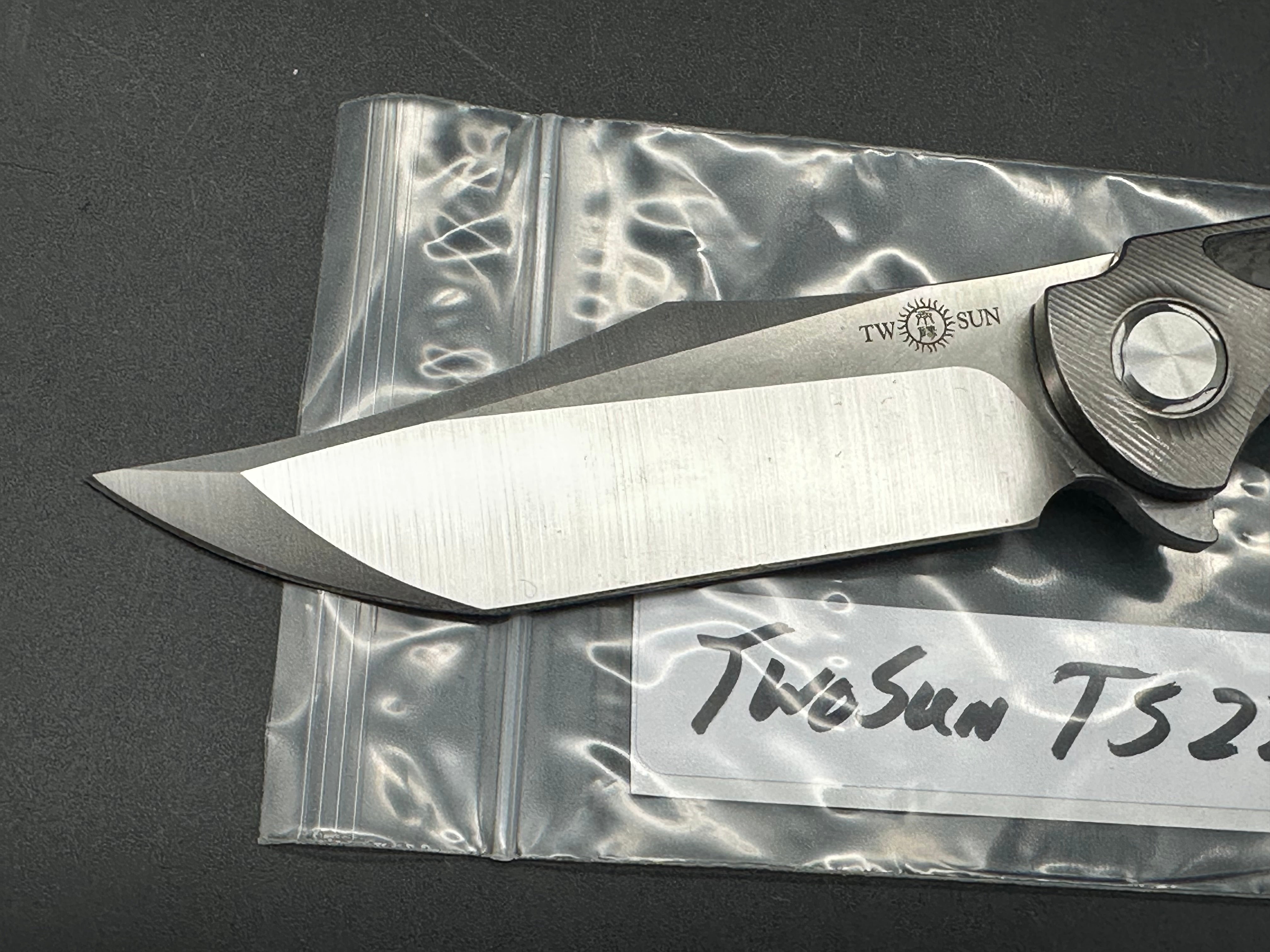 TwoSun TS224 titanium/CF handle w/S90V blade