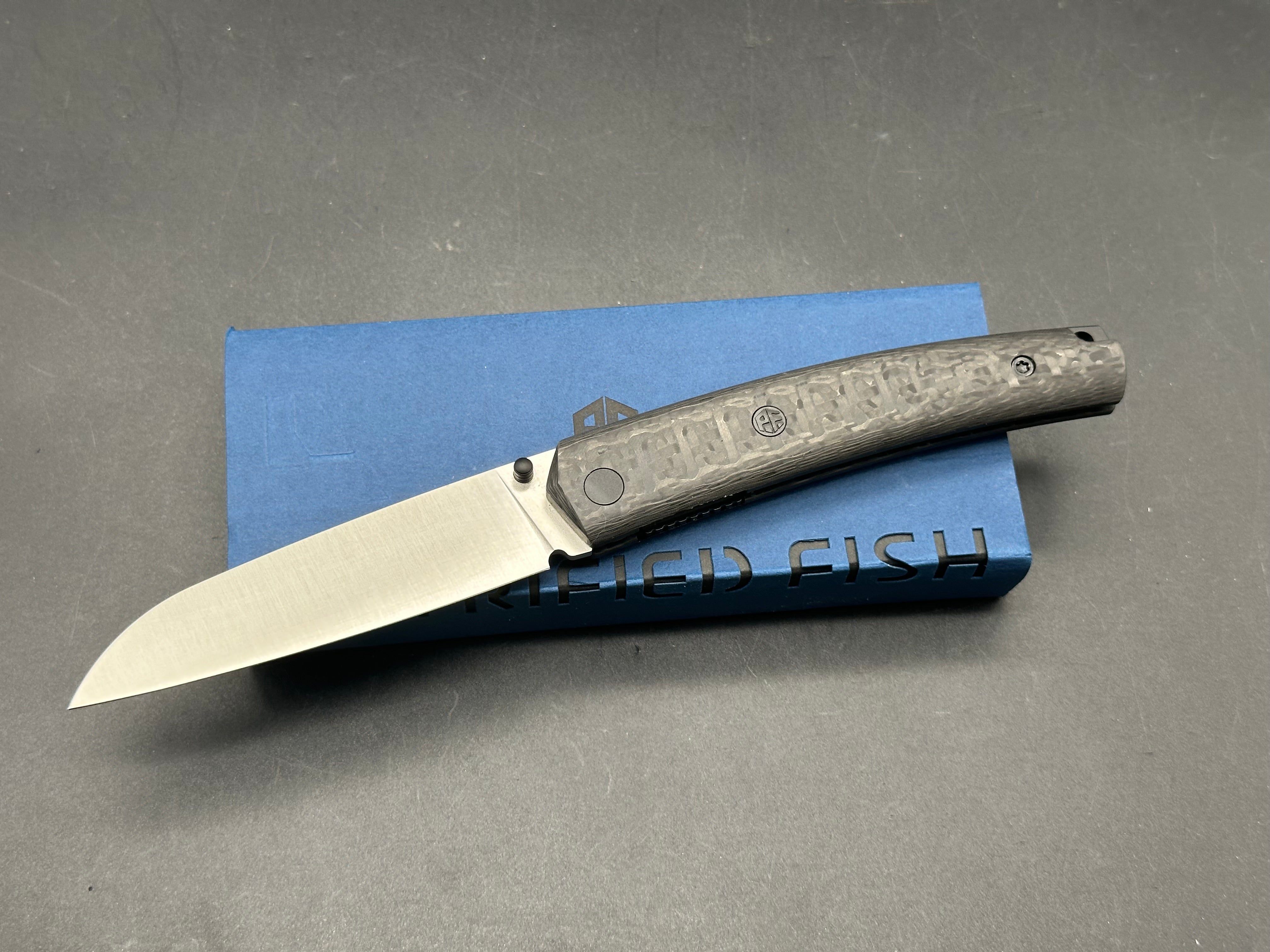Petrified Fish V2 Patte 14C28N Steel Blade,Carbon Fiber Handle