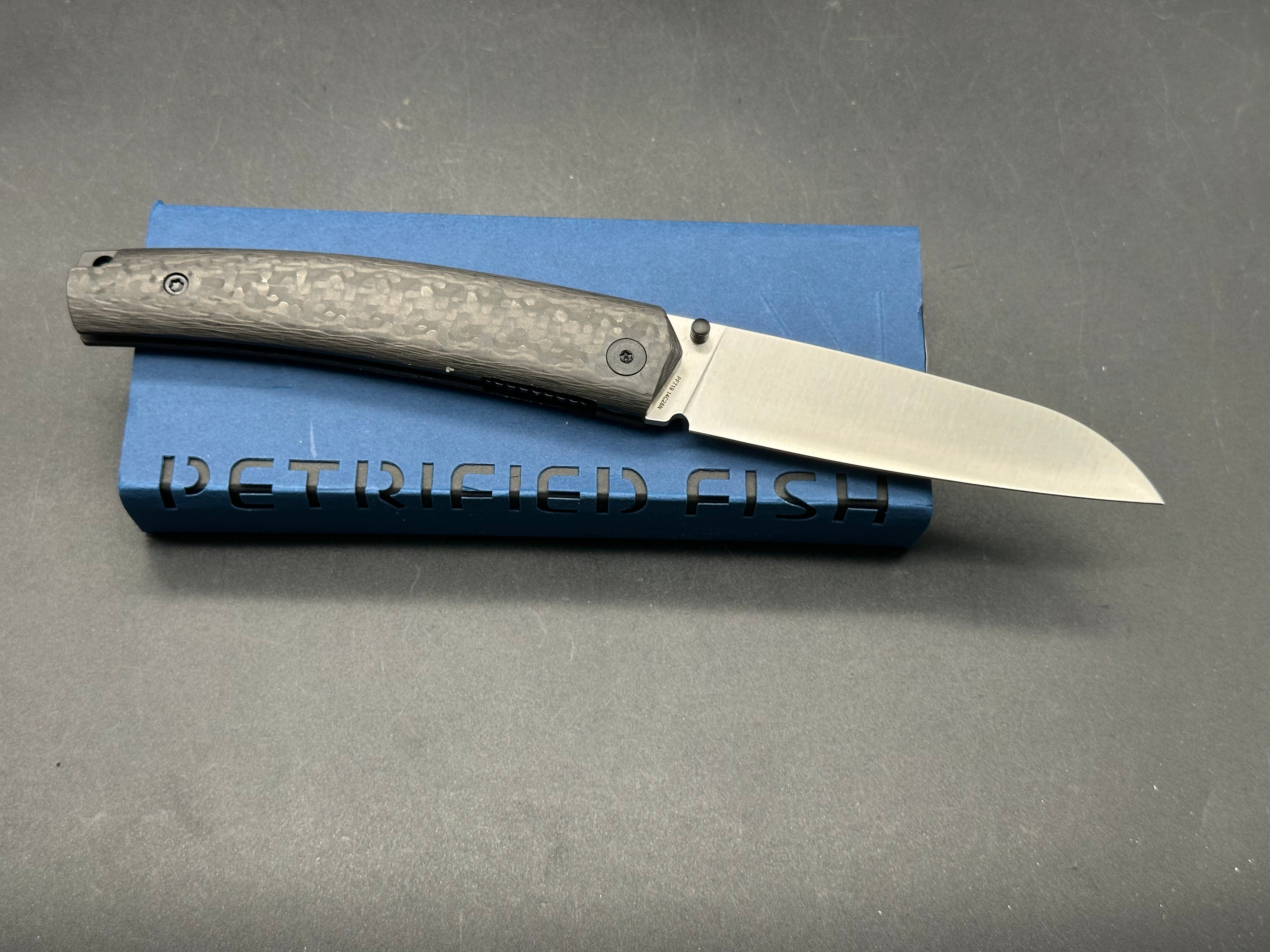 Petrified Fish V2 Patte 14C28N Steel Blade,Carbon Fiber Handle