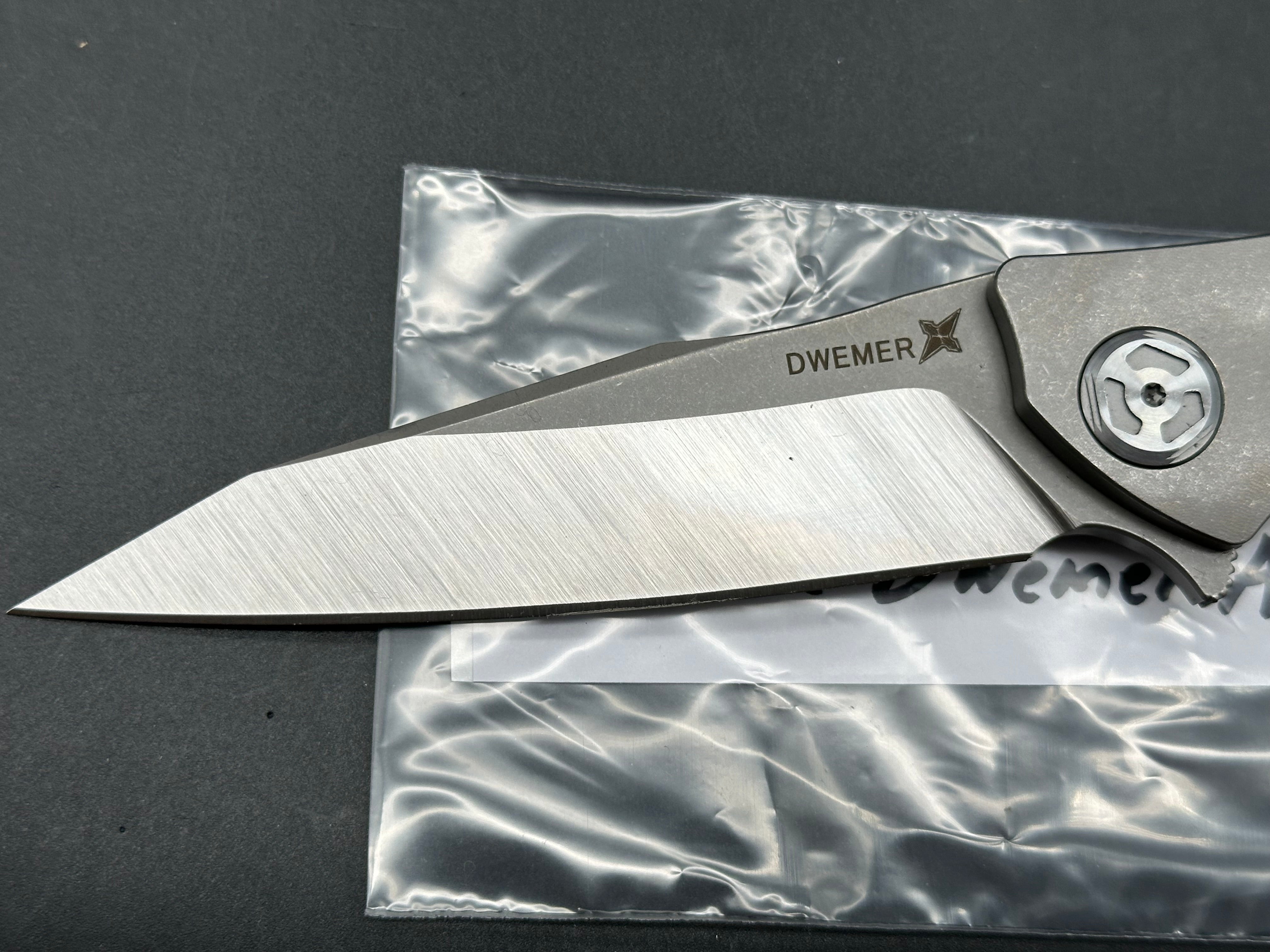 Maxace Dwemer Assassin titanium/CF handle w/M390 blade