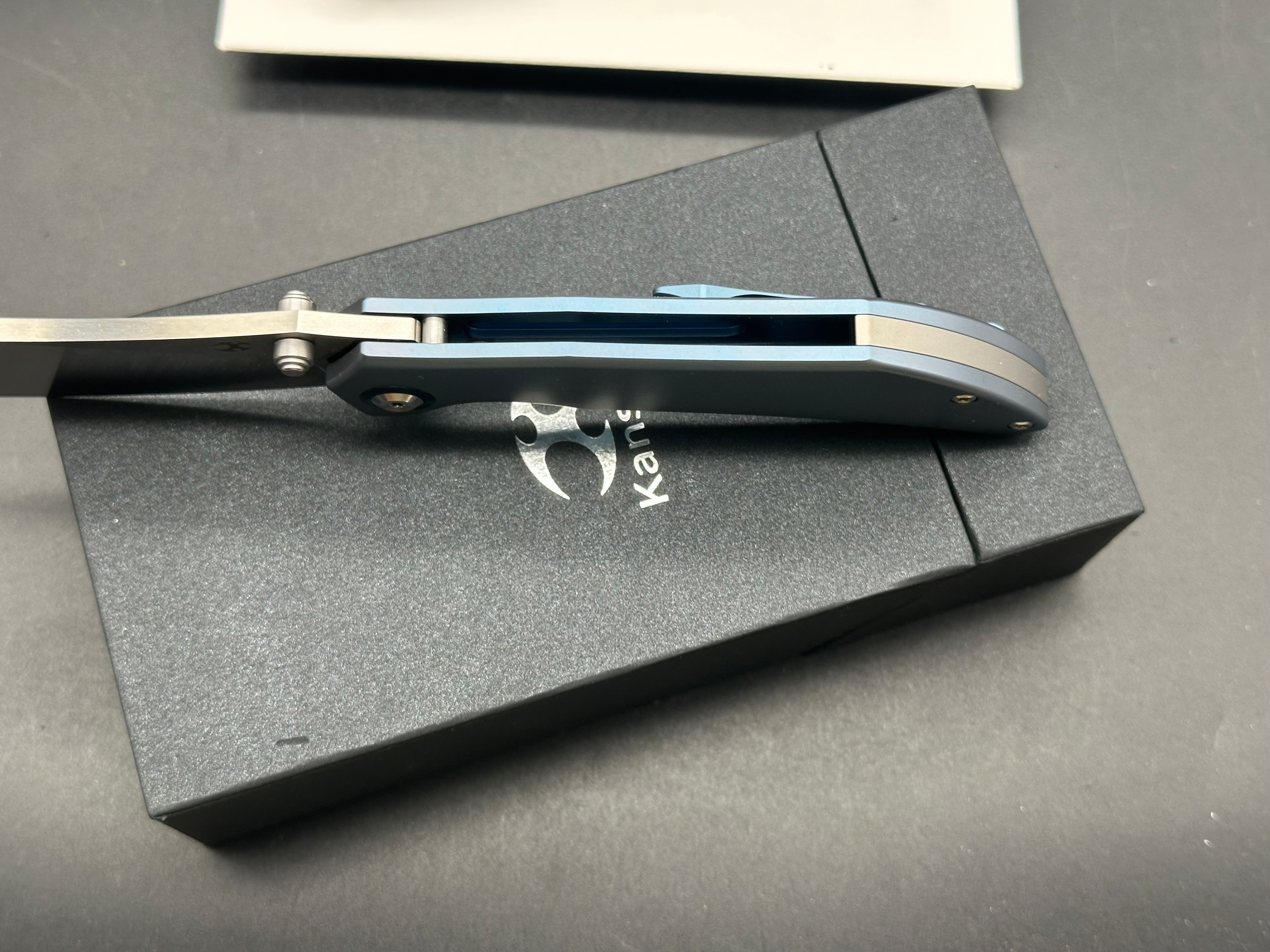 KANSEPT TIPPER FOLDING KNIFE BLUE TITANIUM HANDLE S35VN WHARNCLIFFE PLAIN EDGE