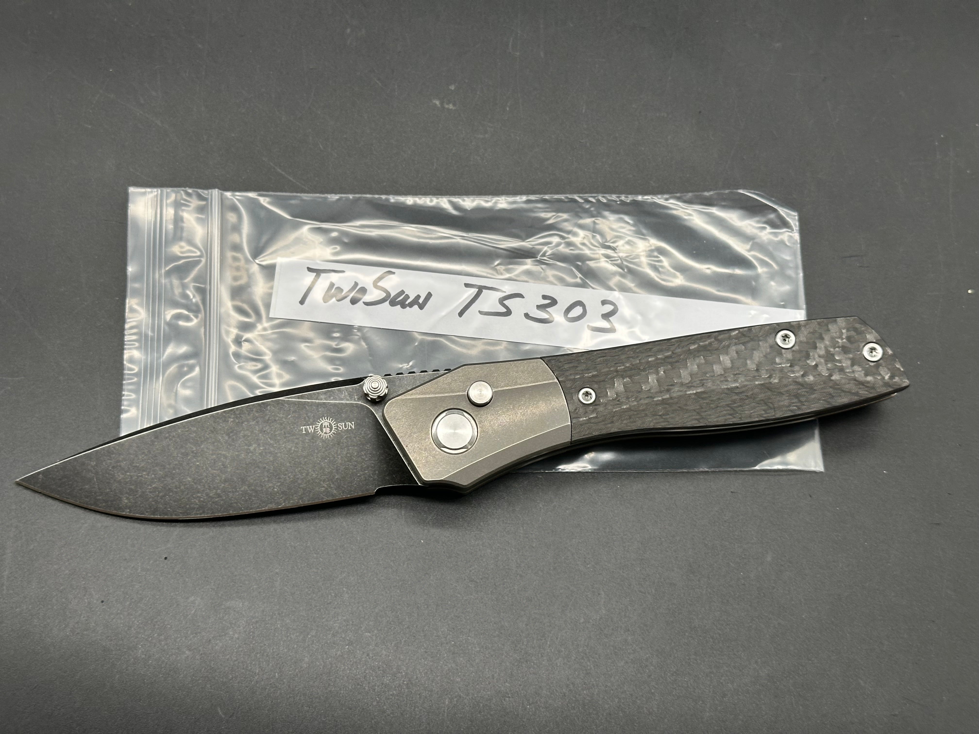 TwoSun TS303 titanium/CF handle w/M390 blade