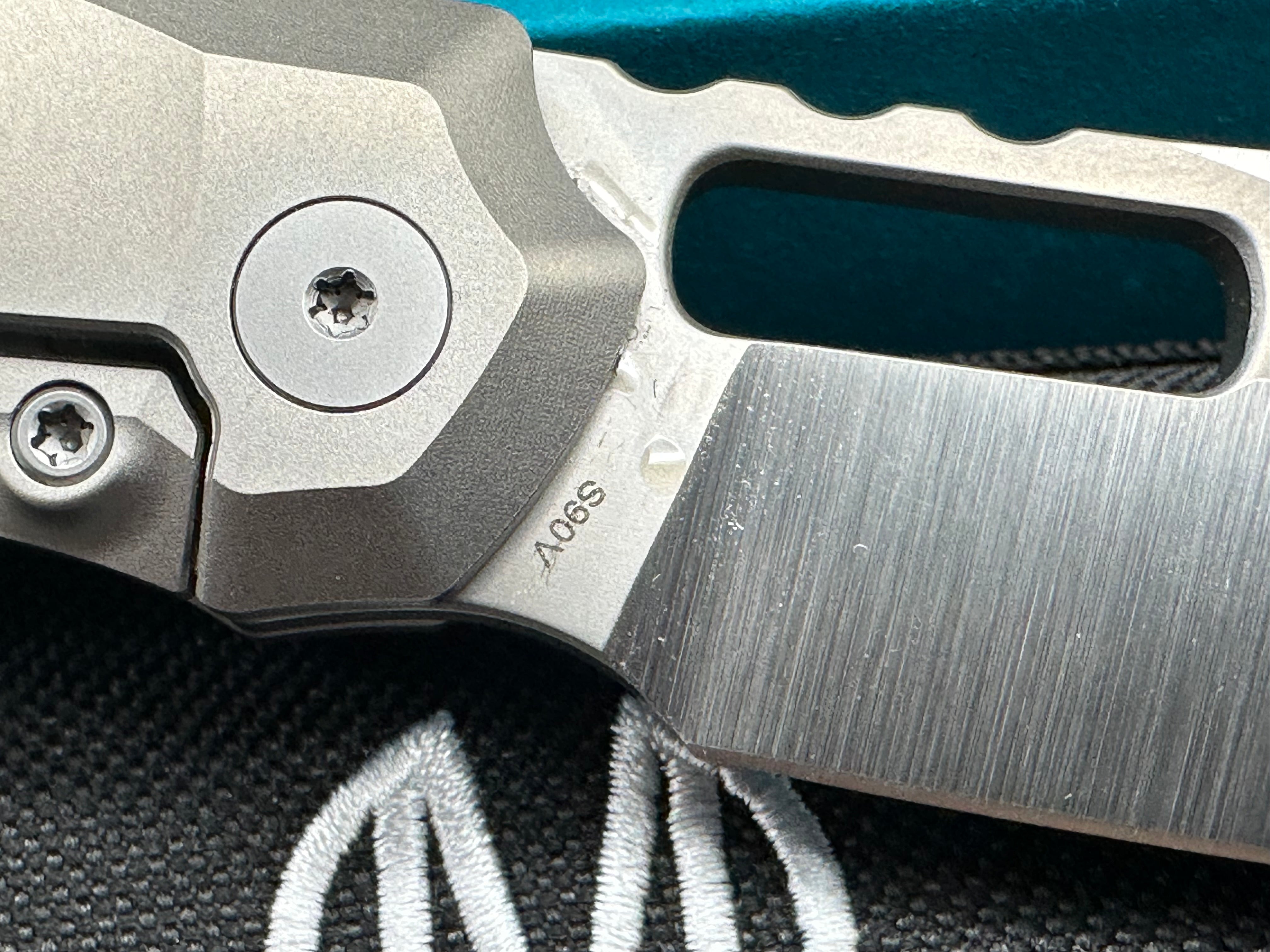 Molsect 808Decay - CPM-S90V Steel Frame Lock - Titanium