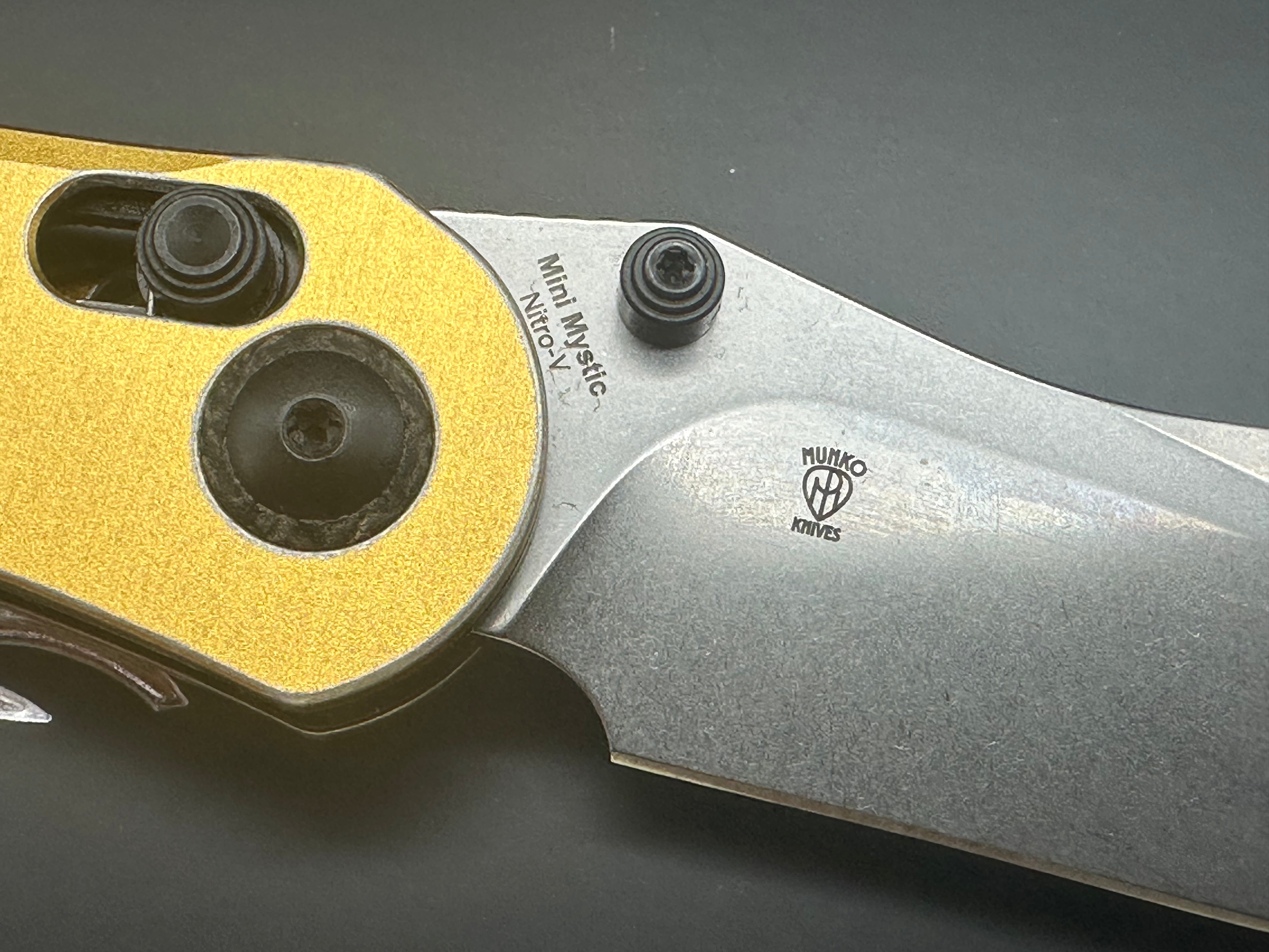 KIZER MINI MYSTIC BLACK/YELLOW ALUMINUM/BURLAP MICARTA HANDLE NITRO-V