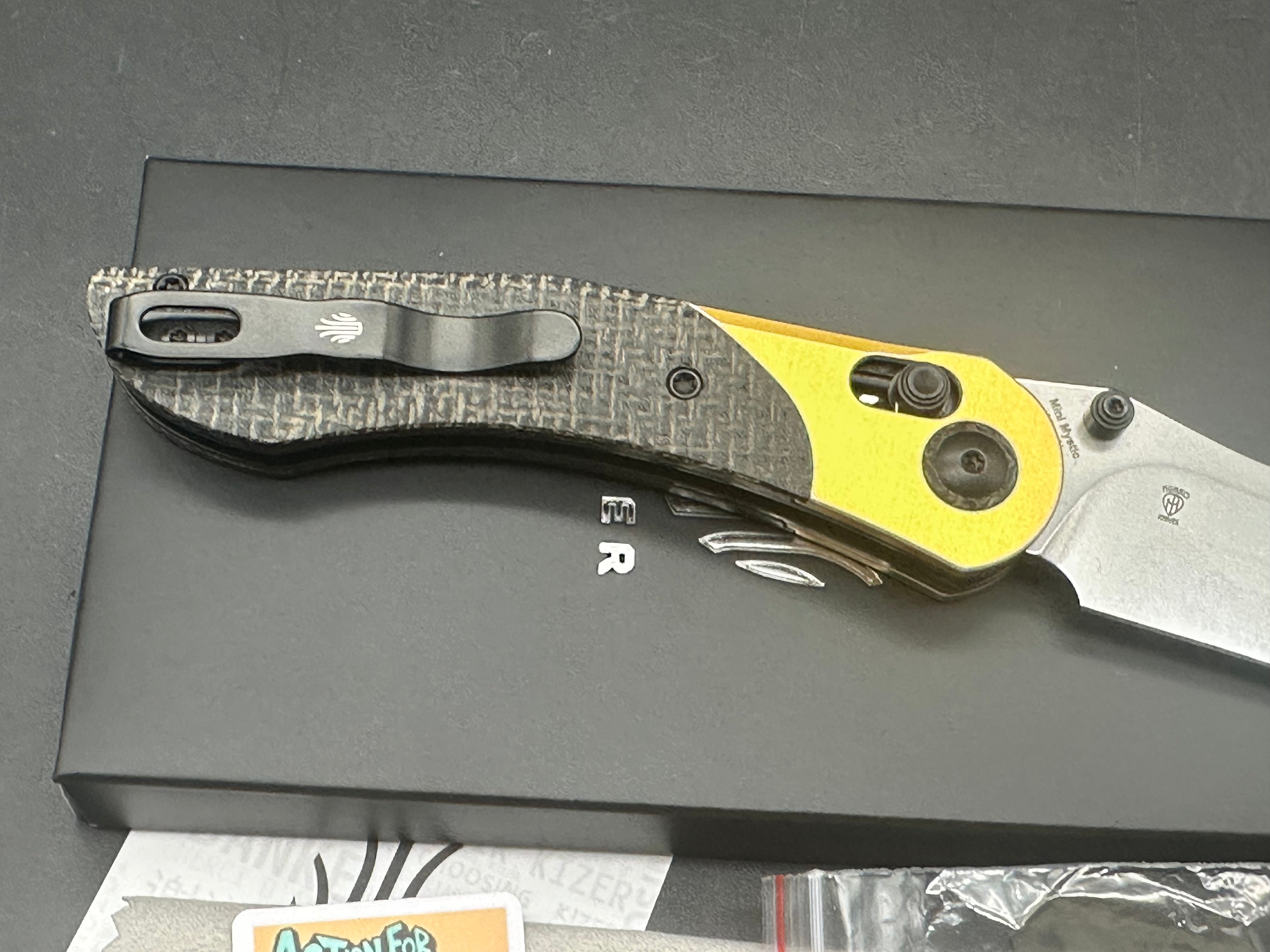 KIZER MINI MYSTIC BLACK/YELLOW ALUMINUM/BURLAP MICARTA HANDLE NITRO-V