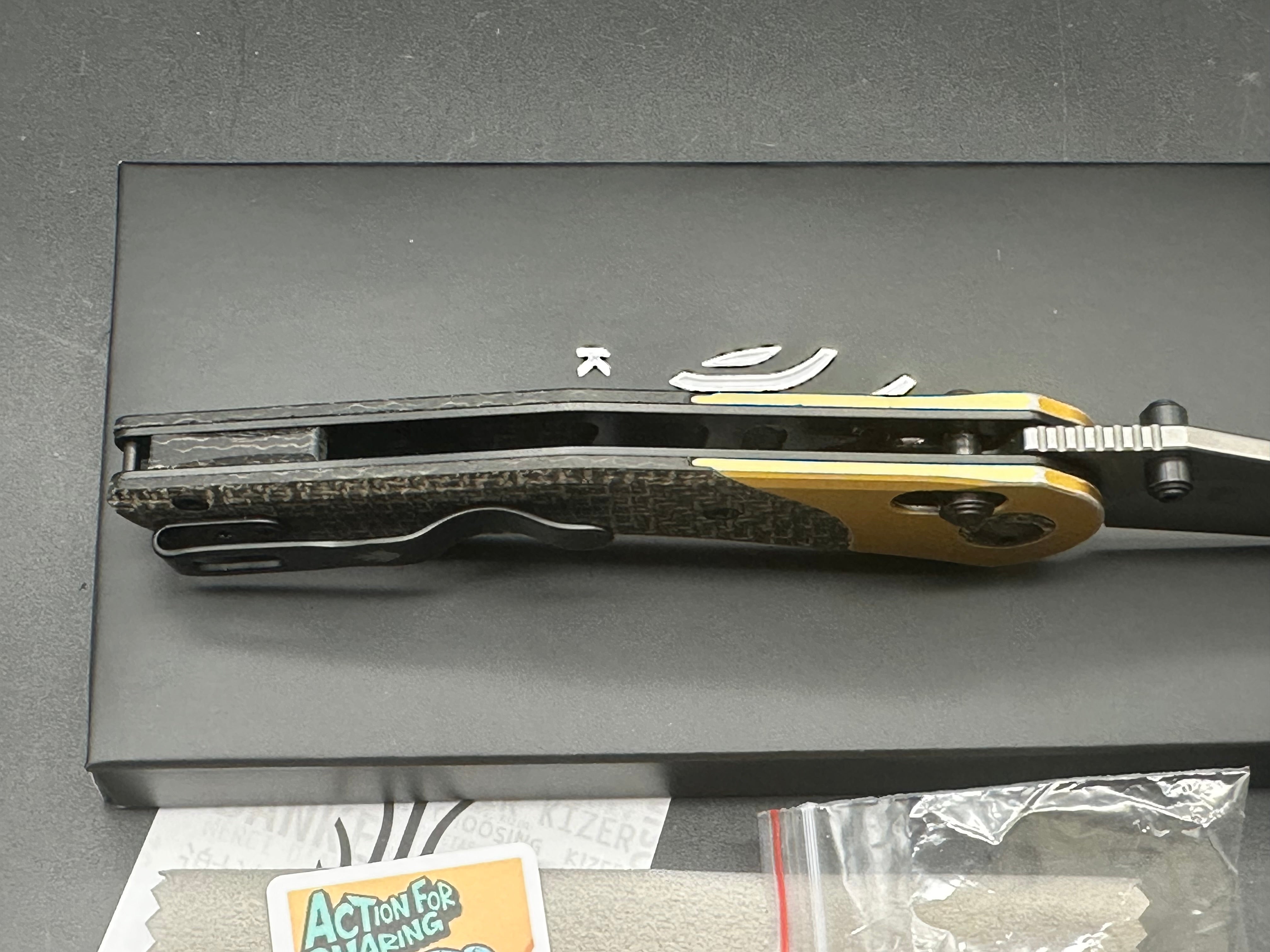 KIZER MINI MYSTIC BLACK/YELLOW ALUMINUM/BURLAP MICARTA HANDLE NITRO-V