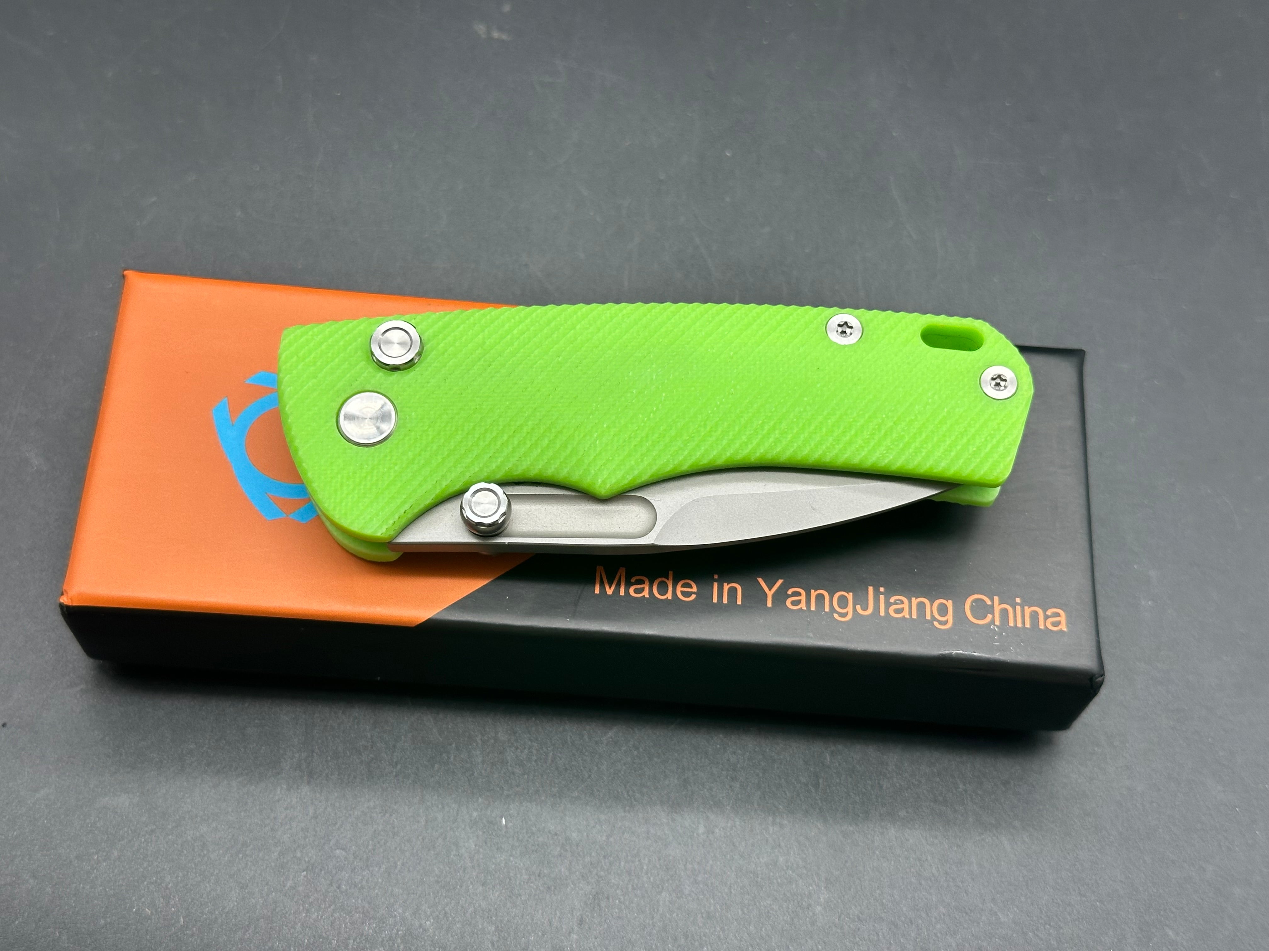 Sixleaf SL-16 button lock, fluorescent green G10 scales, D2 blade.