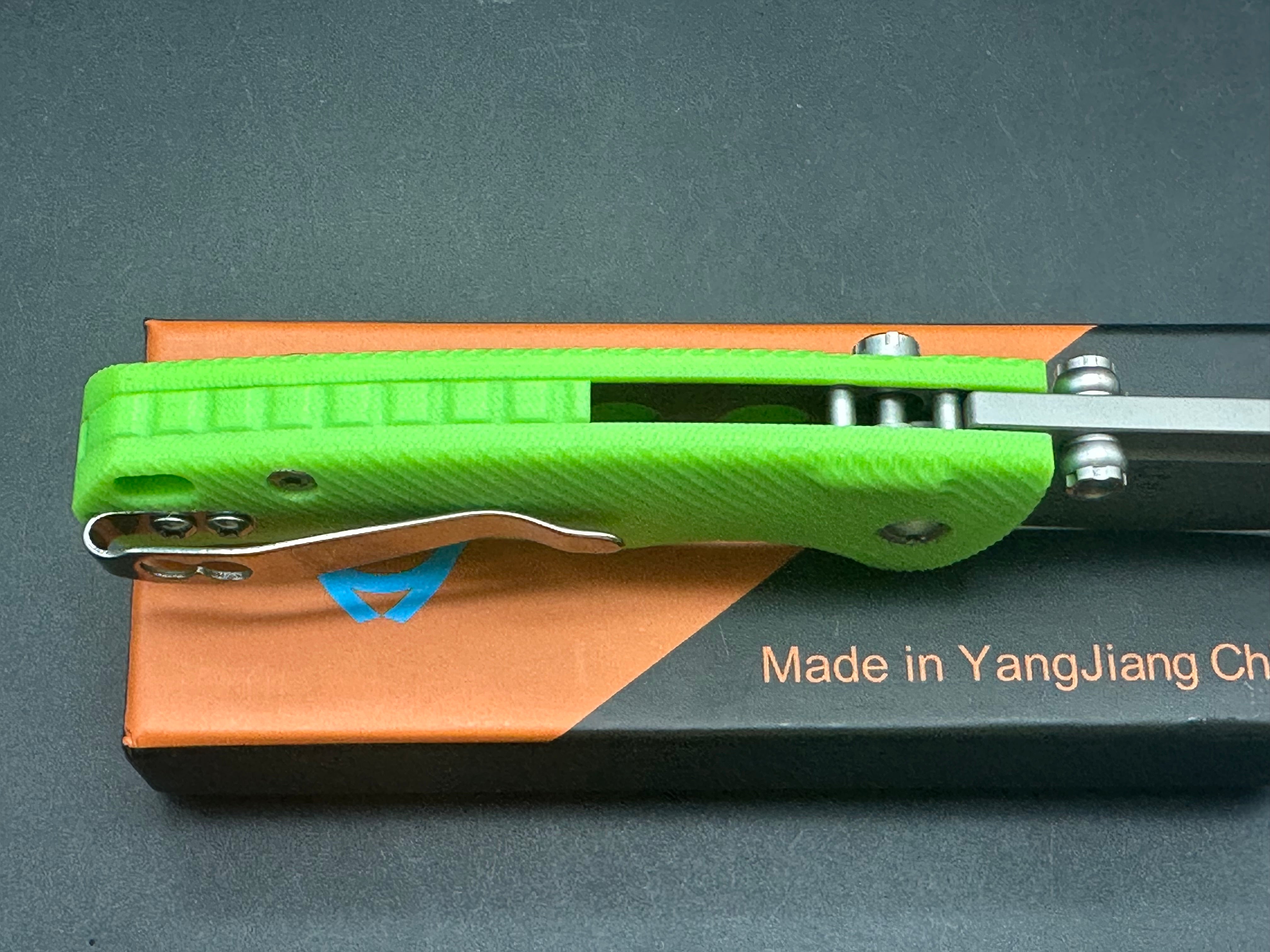 Sixleaf SL-16 button lock, fluorescent green G10 scales, D2 blade.