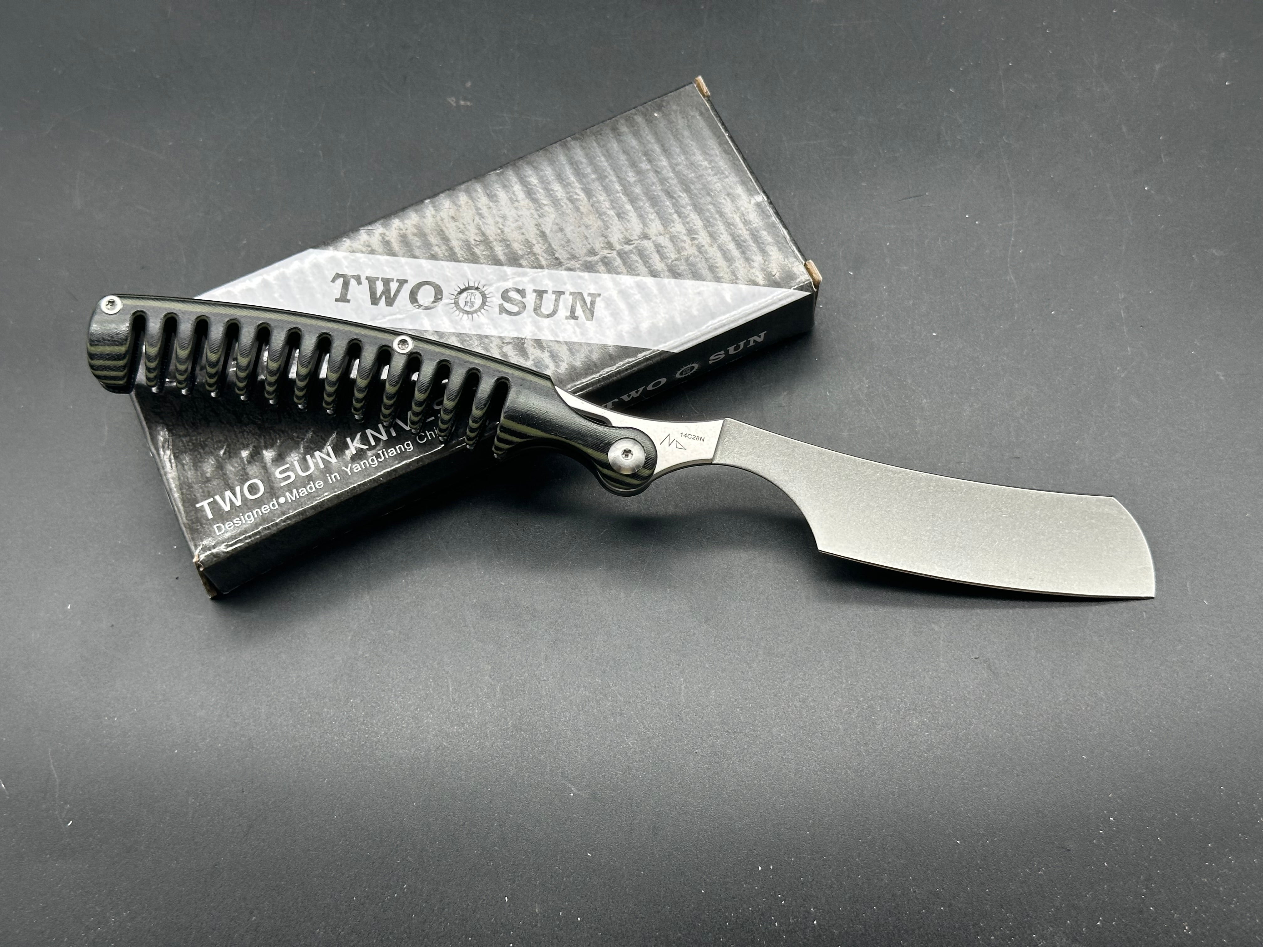 TwoSun TS185  Nightmorning design, razor/comb, black and green G10 scales, 14c28n blade