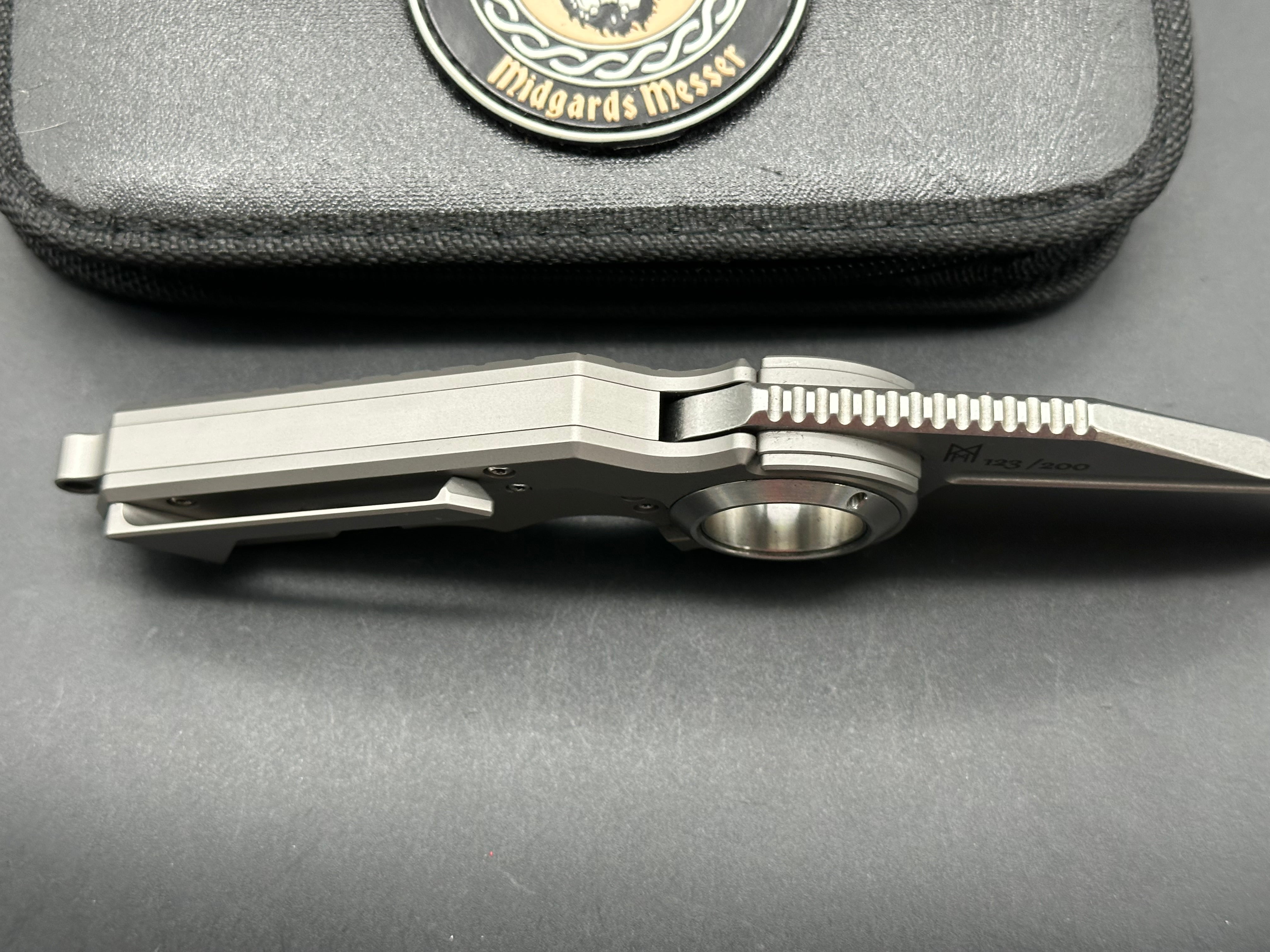 Midgards Messer - Sleipnir/Grey Textured Milled Frag Ti Frame/Wharncliffe/Satin CPM-D2
