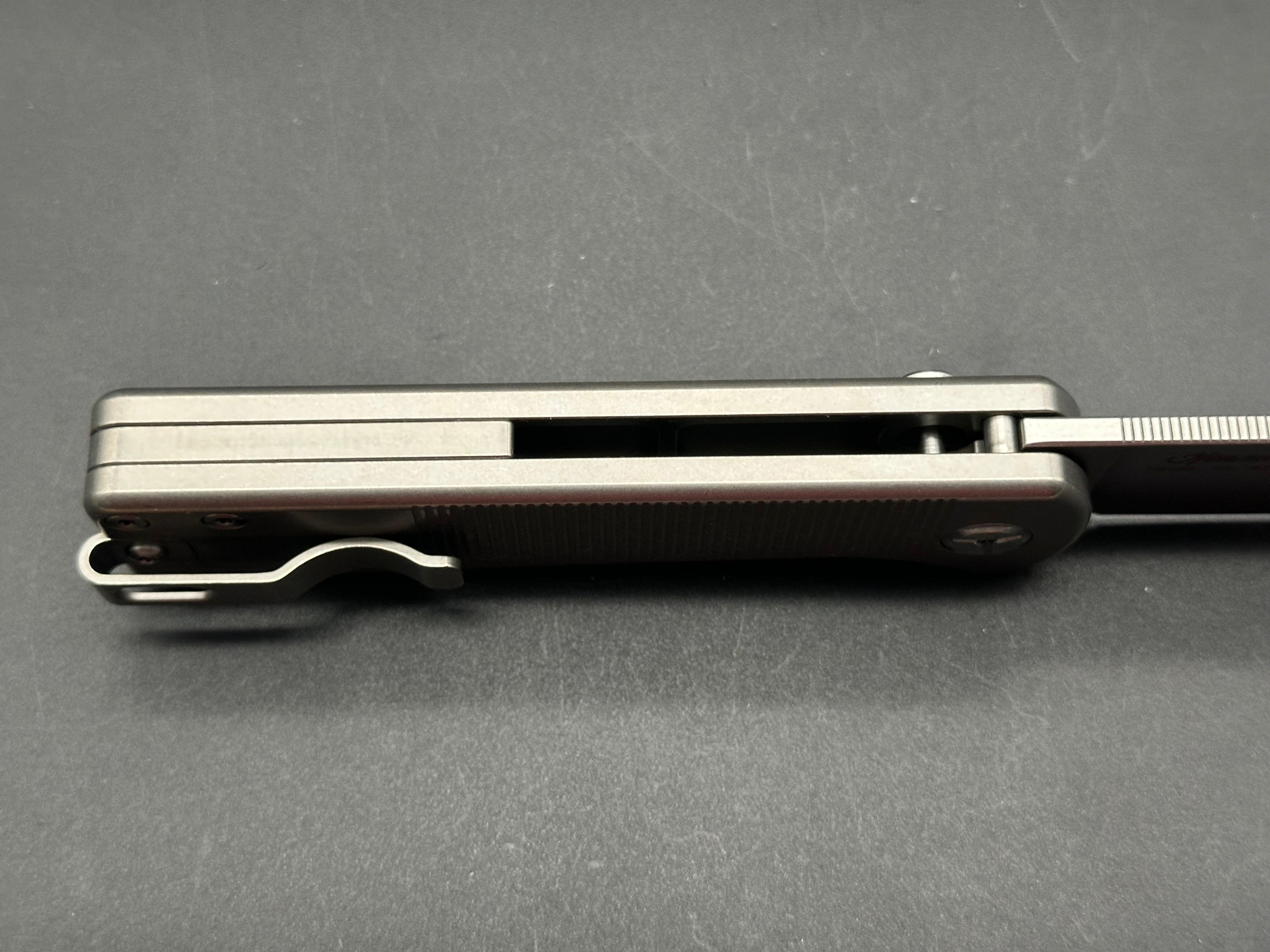 TWOSUN BUTTON LOCK TITANIUM HANDLE PLAIN EDGE D2 TS358