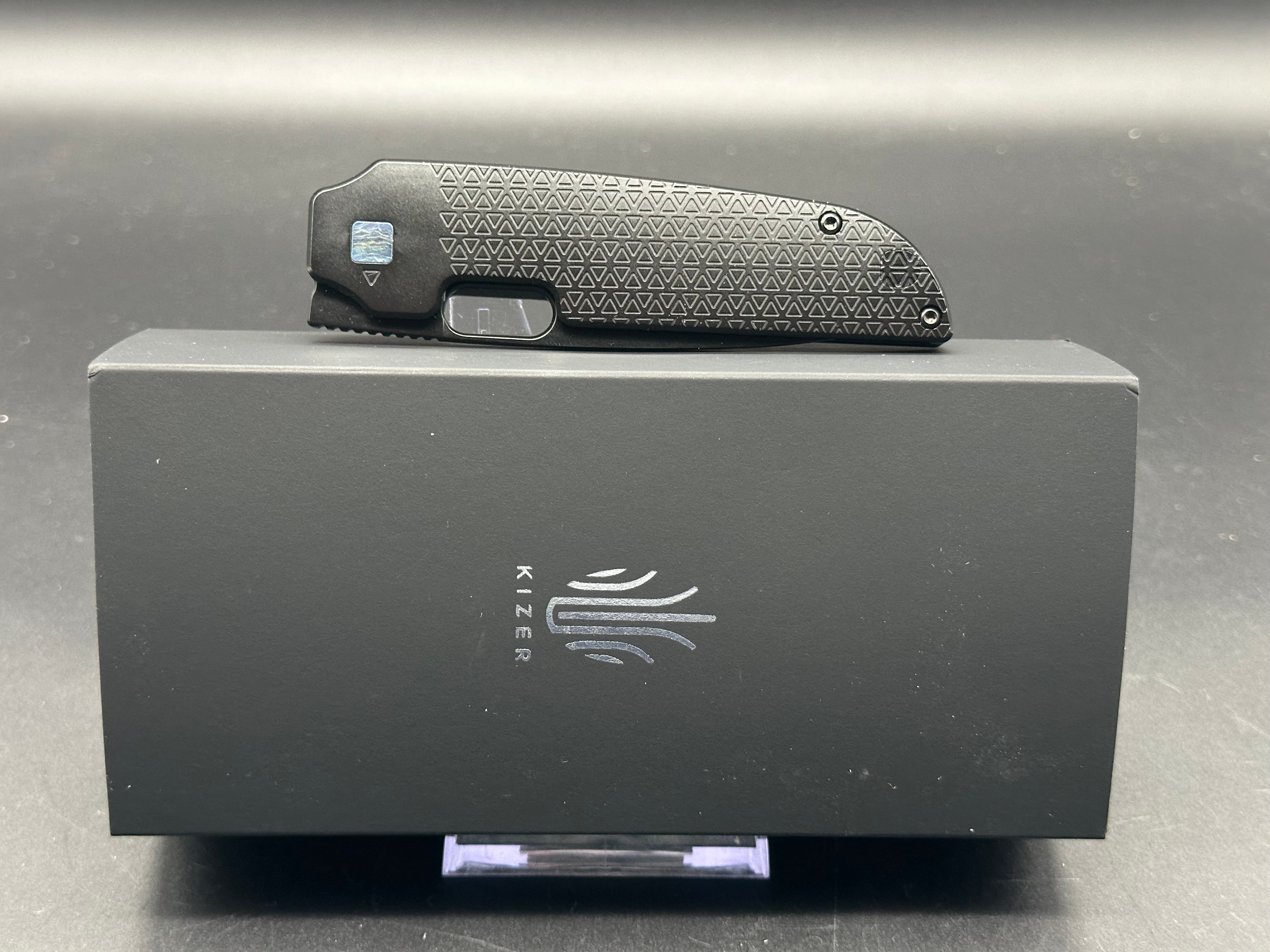 Kizer Varatas S35VN Blade Frame Lock Titanium Handle