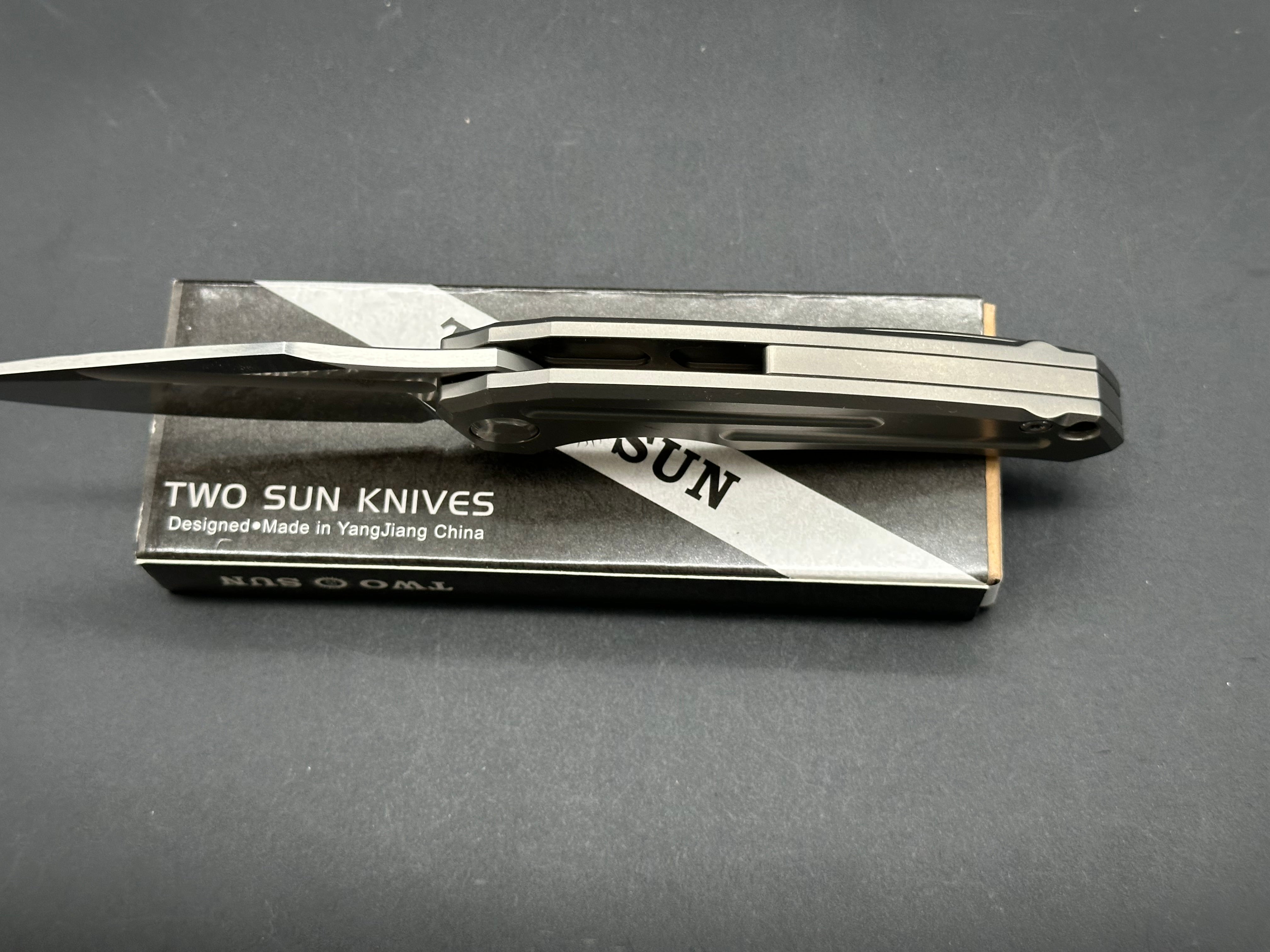 TWOSUN TS220 FOLDING KNIFE TITANIUM/CARBON FIBER HANDLE M390 PLAIN EDGE