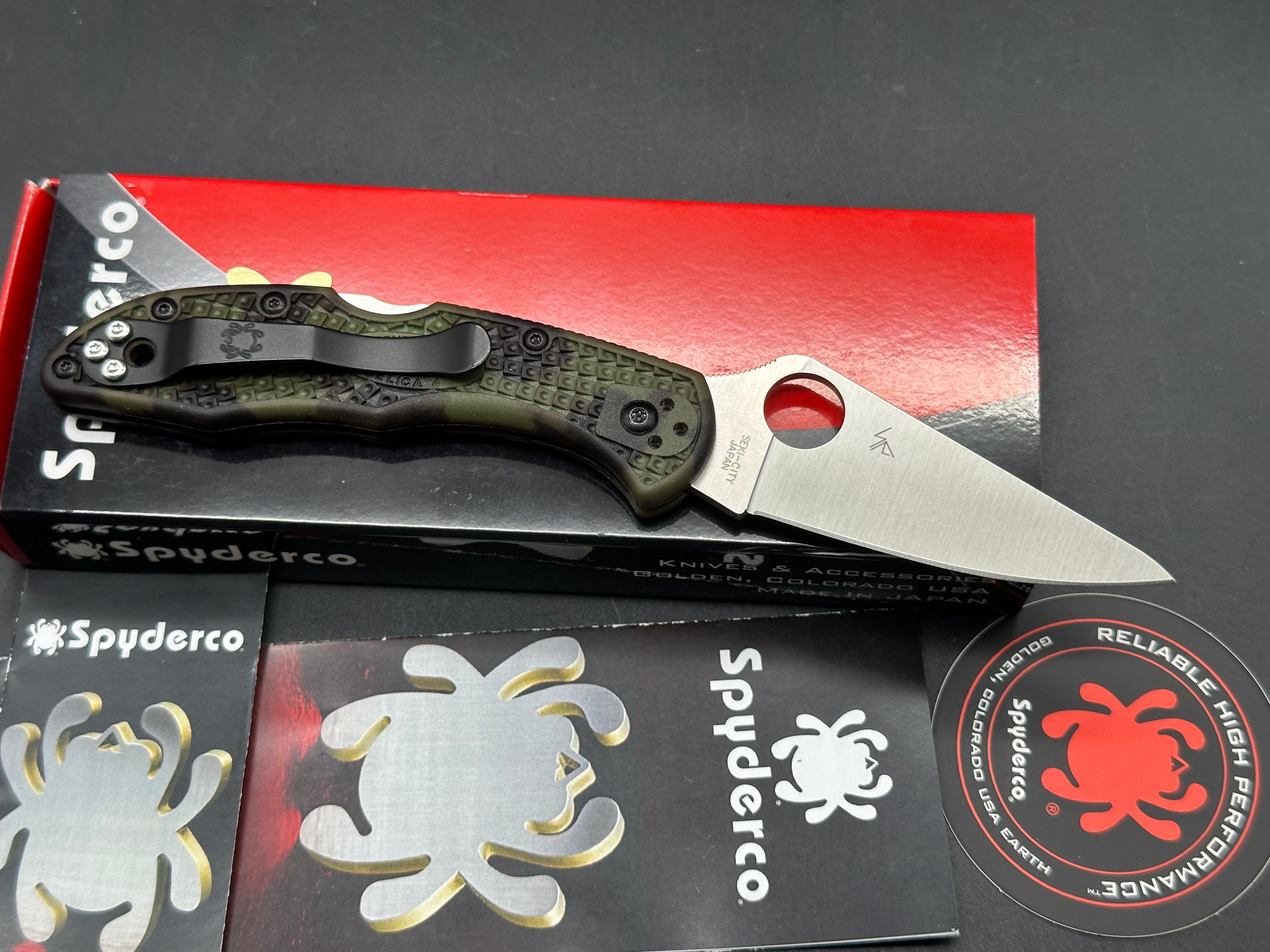 Spyderco Delica 4 Lightweight VG-10 Satin Blade with Zome Green Handle