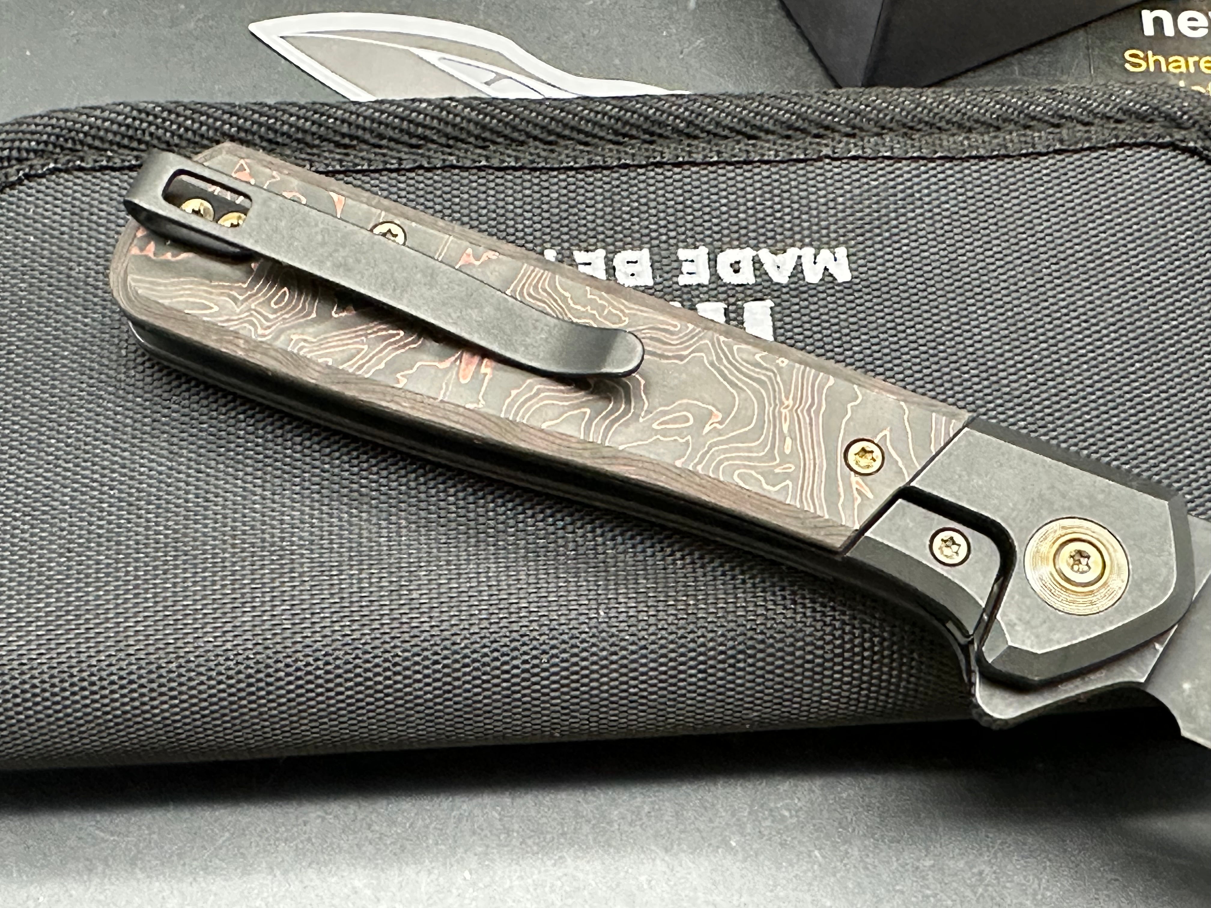 WE SOOTHSAYER FOLDING KNIFE BLACK TITANIUM/COPPER FOIL CARBON FIBER INLAY HANDLE 20CV DROP POINT PLAIN EDGE