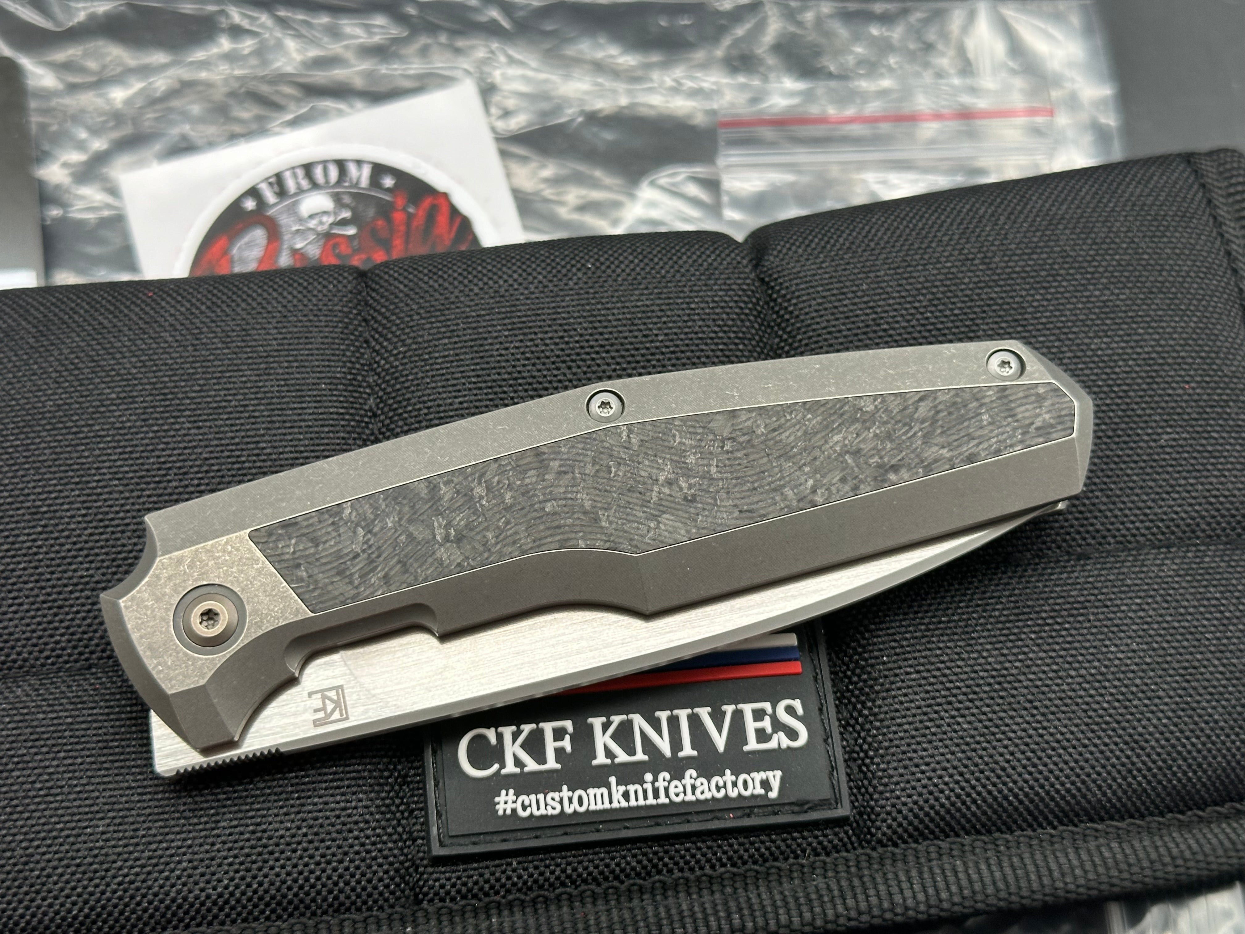 CKF Fif20Ti CF #139, Hand Rubbed Satin M390 Blade, Milled Titanium Handles