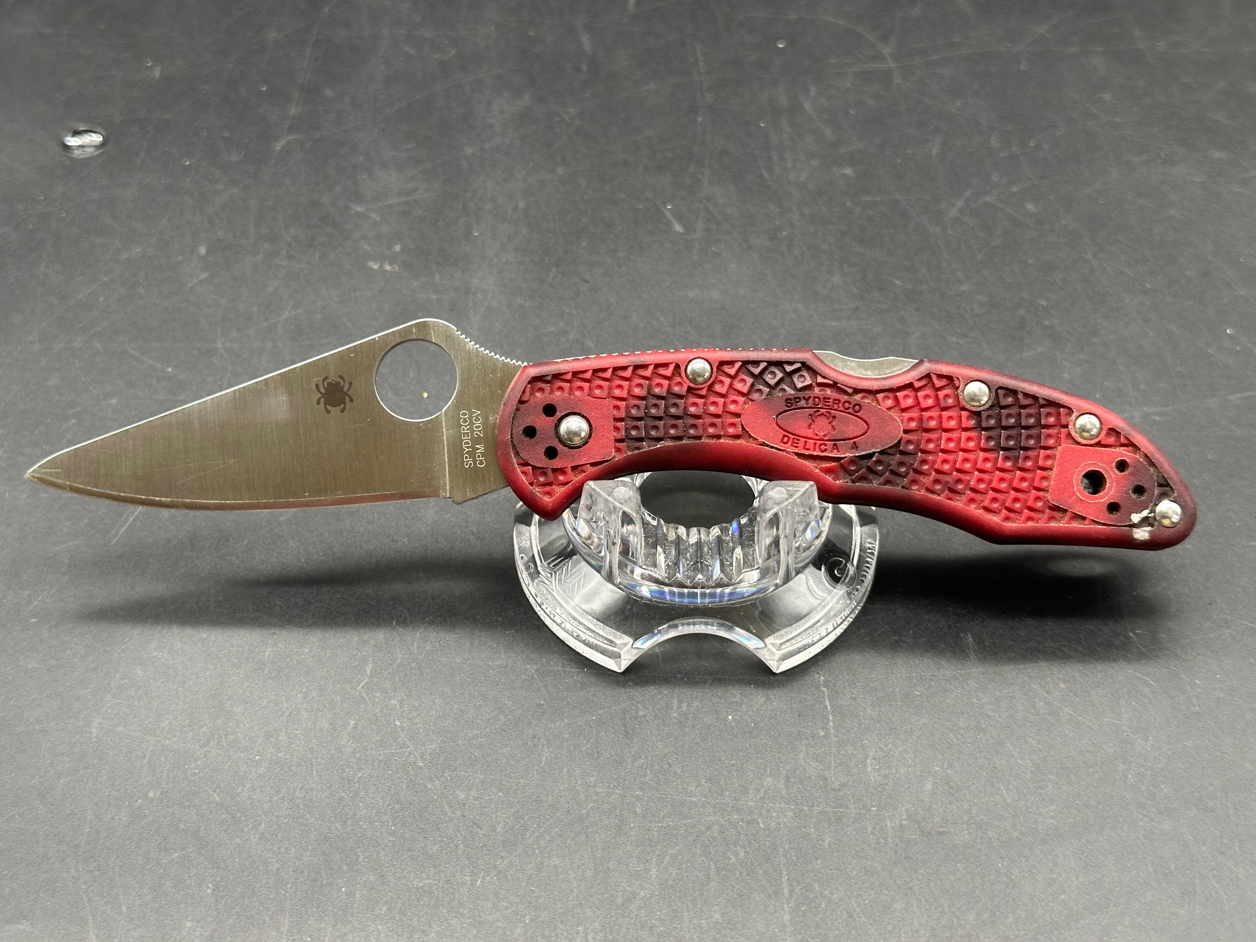 Spyderco Delica 4 - Red & Black Zome - 20CV Blade