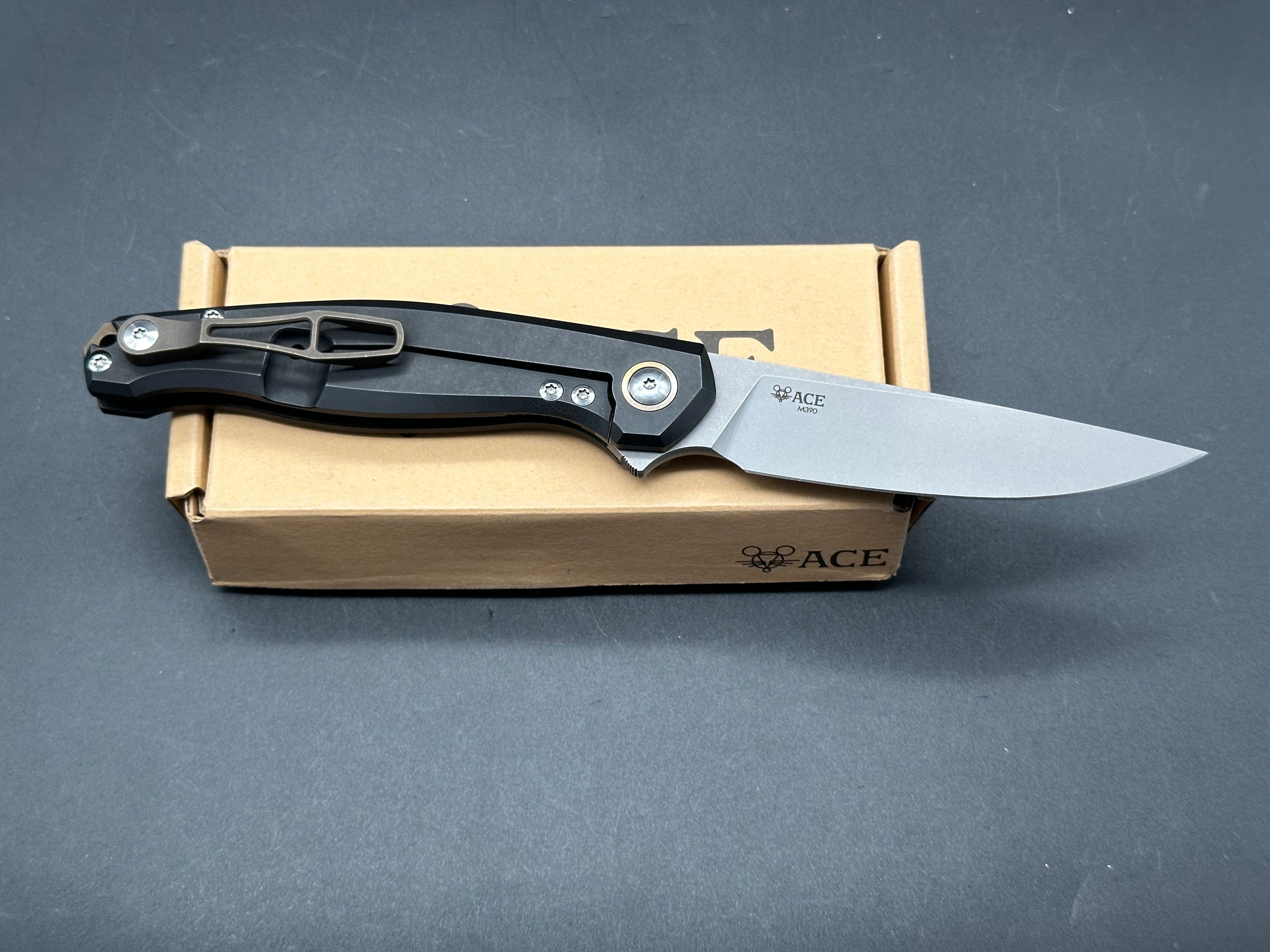GiantMouse Ace Sonoma Ti Black PVD, Stonewashed M390 Blade