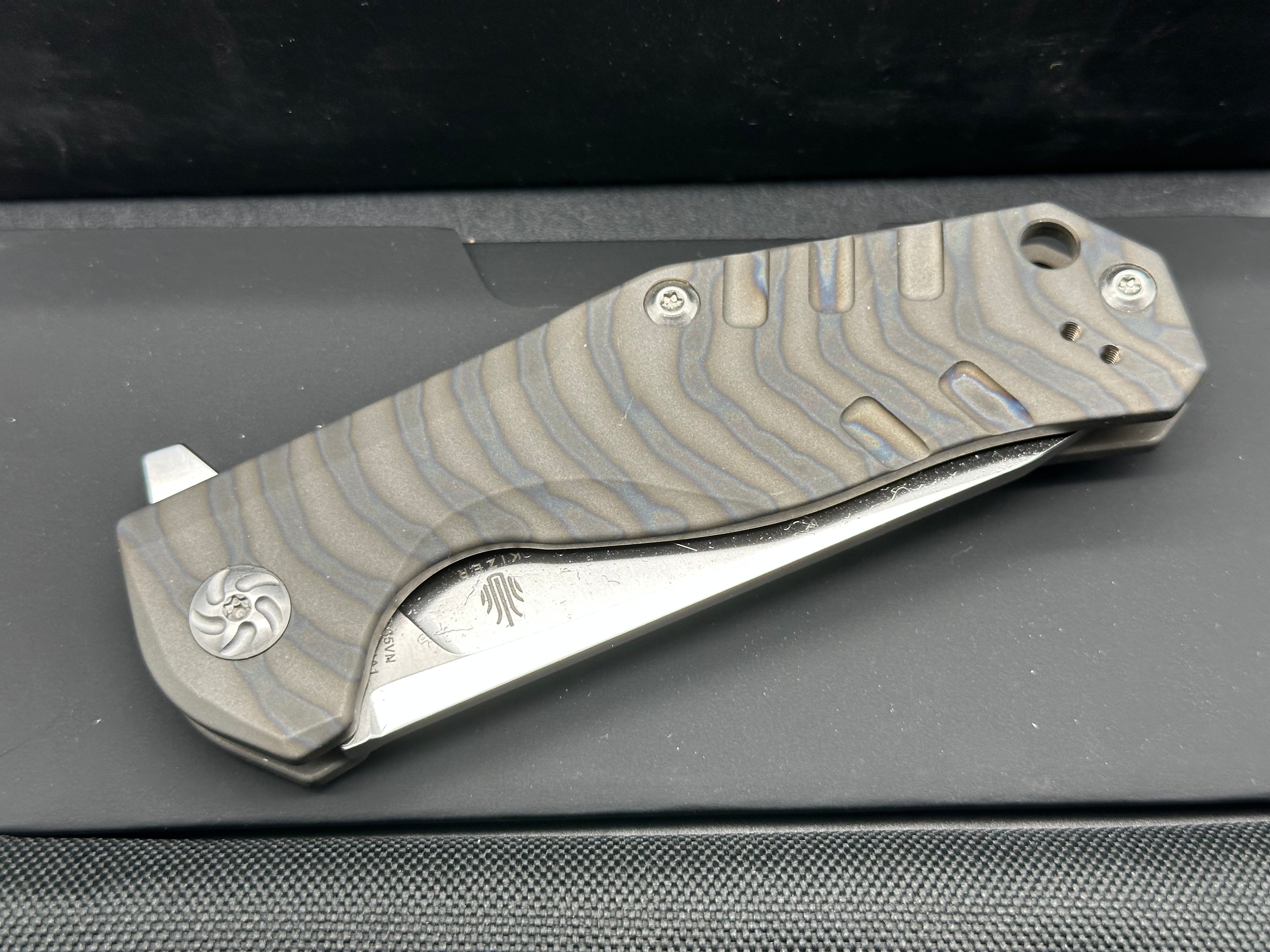KIZER KESMEC 3.5" FLAME ANODIZED Ti FRAME S3SVN BLADE