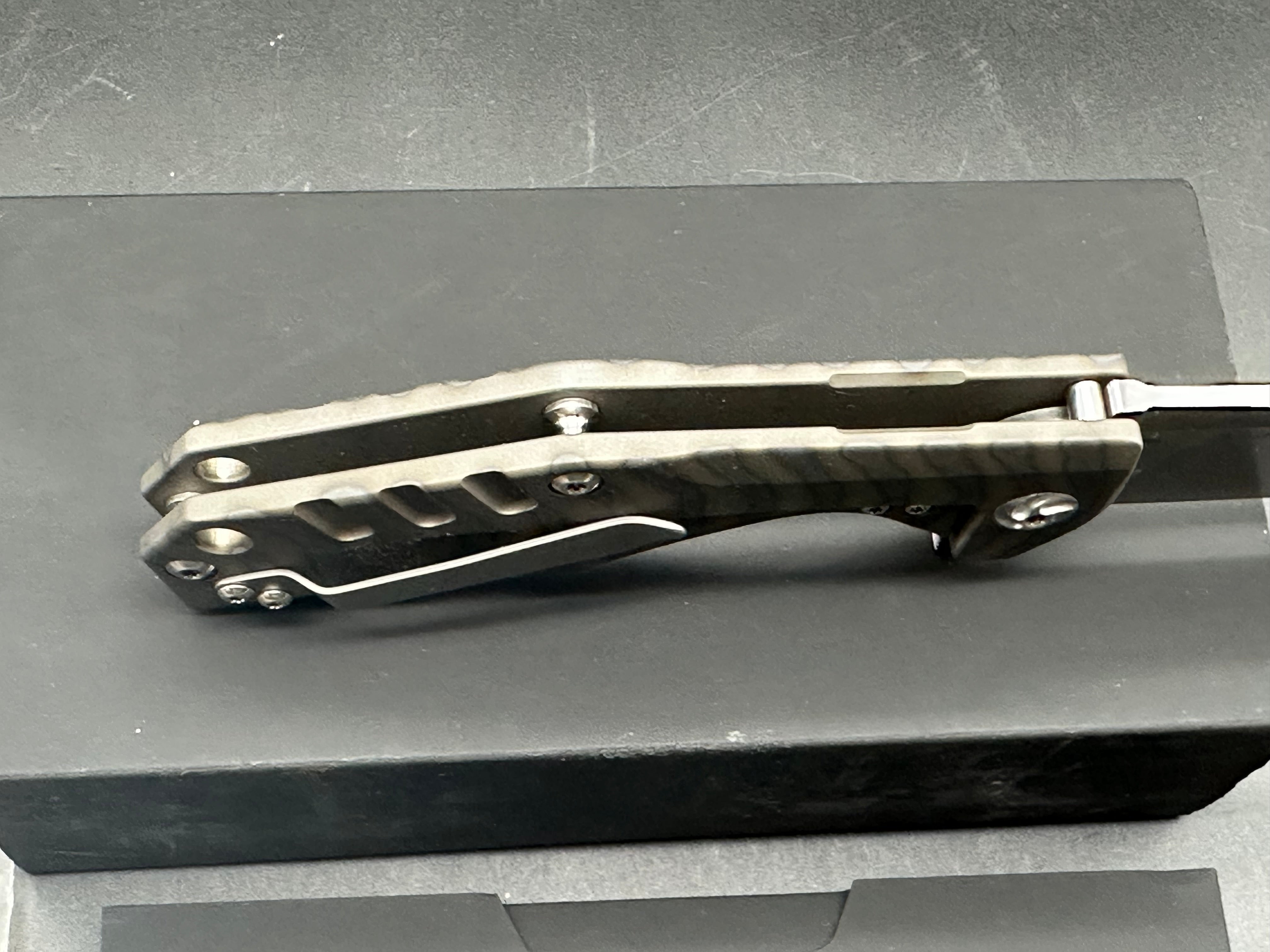KIZER KESMEC 3.5" FLAME ANODIZED Ti FRAME S3SVN BLADE