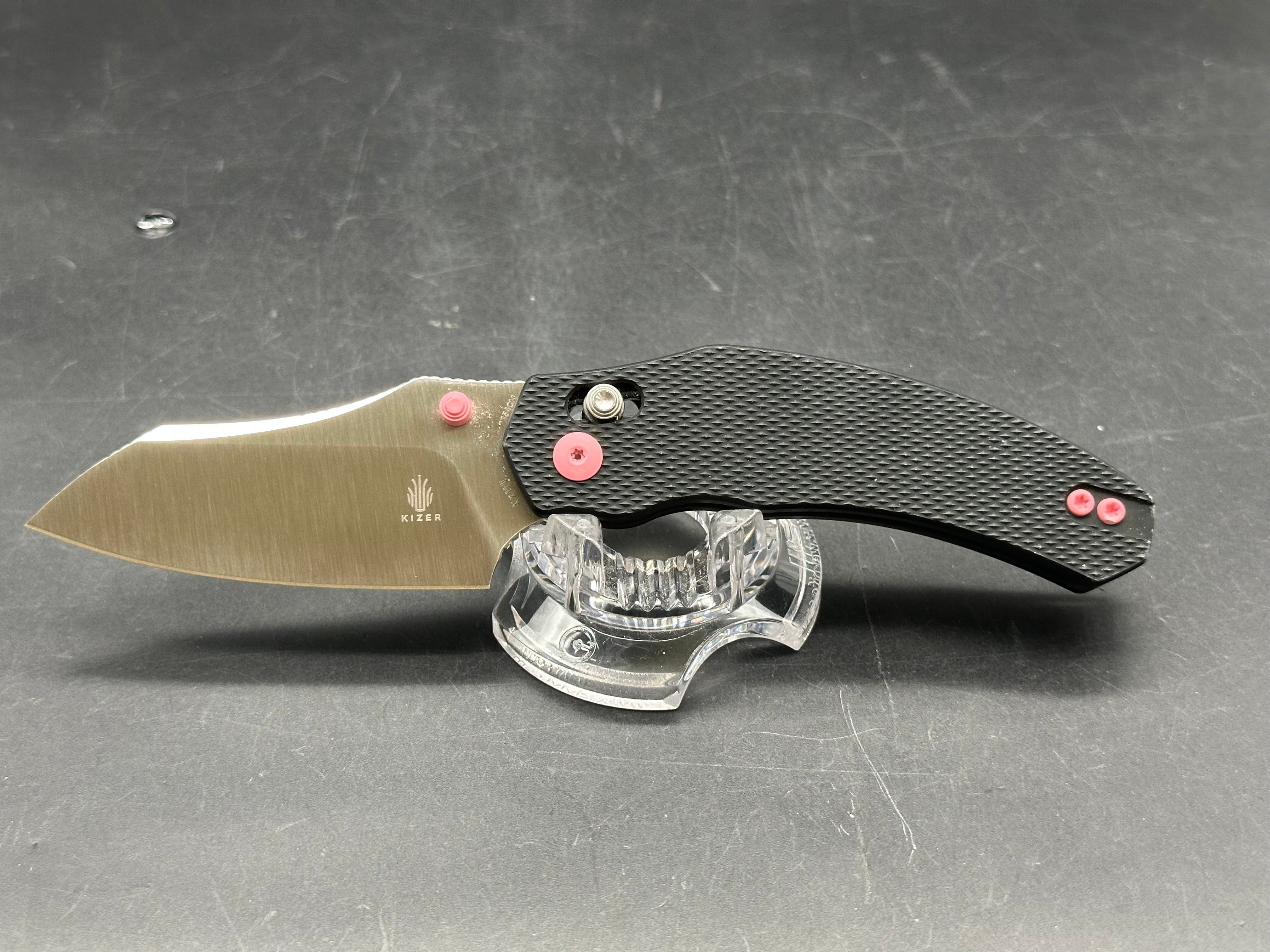Kizer Bulldog - Black G-10 w/ pink hardware - 154CM