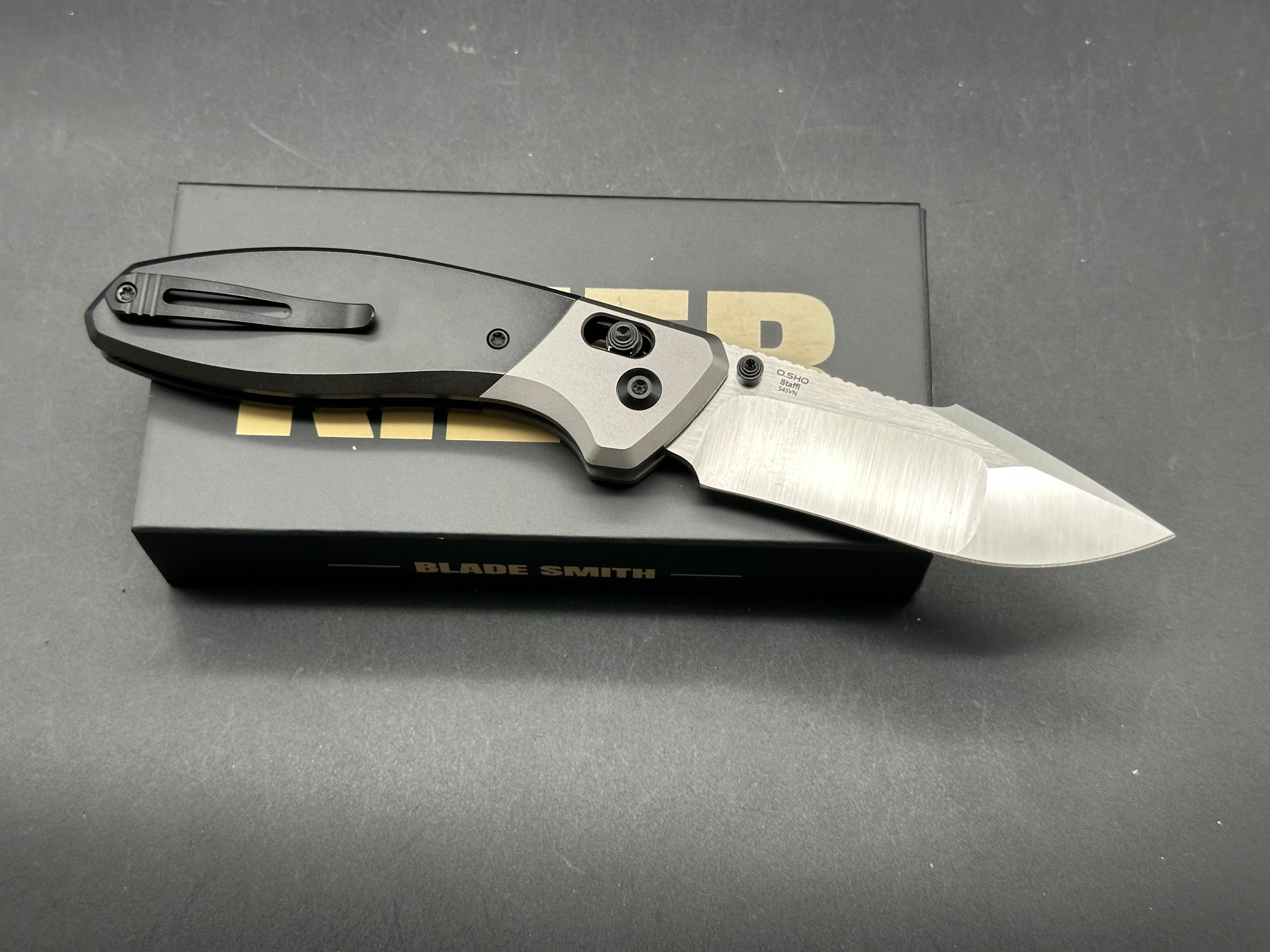 KIZER STAFFI FOLDING KNIFE BLACK/GRAY TITANIUM HANDLE S45VN HARPOON PLAIN EDGE