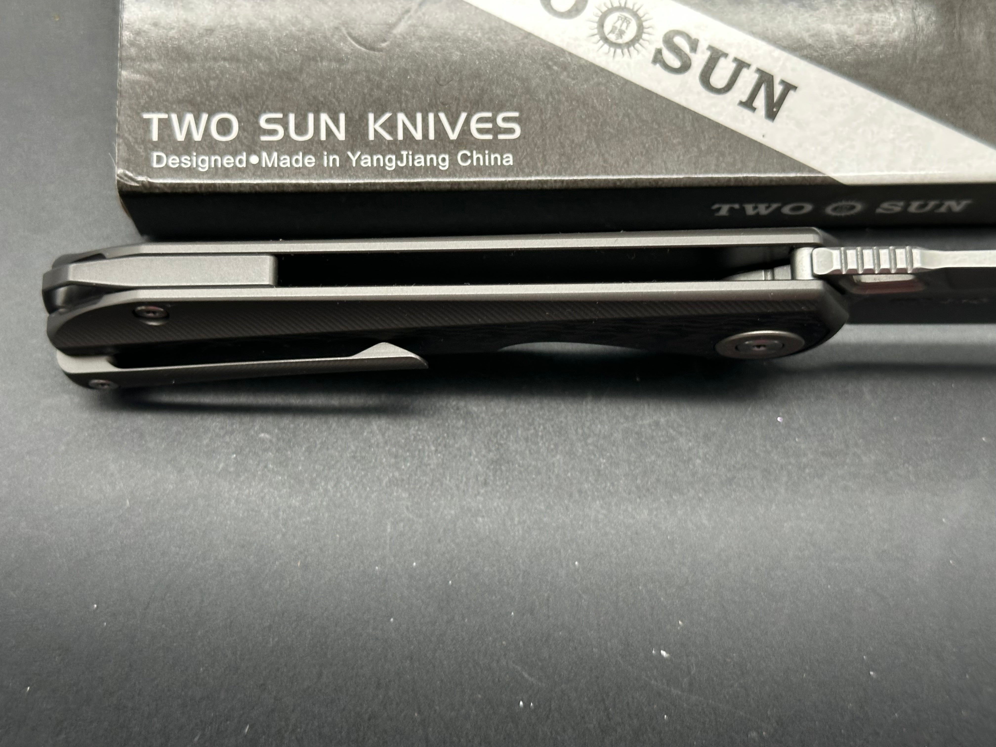 TWOSUN TS419 BLACK TITANIUM/CARBON FIBER HANDLE YJ01-V1 PLAIN EDGE SATIN FINISH