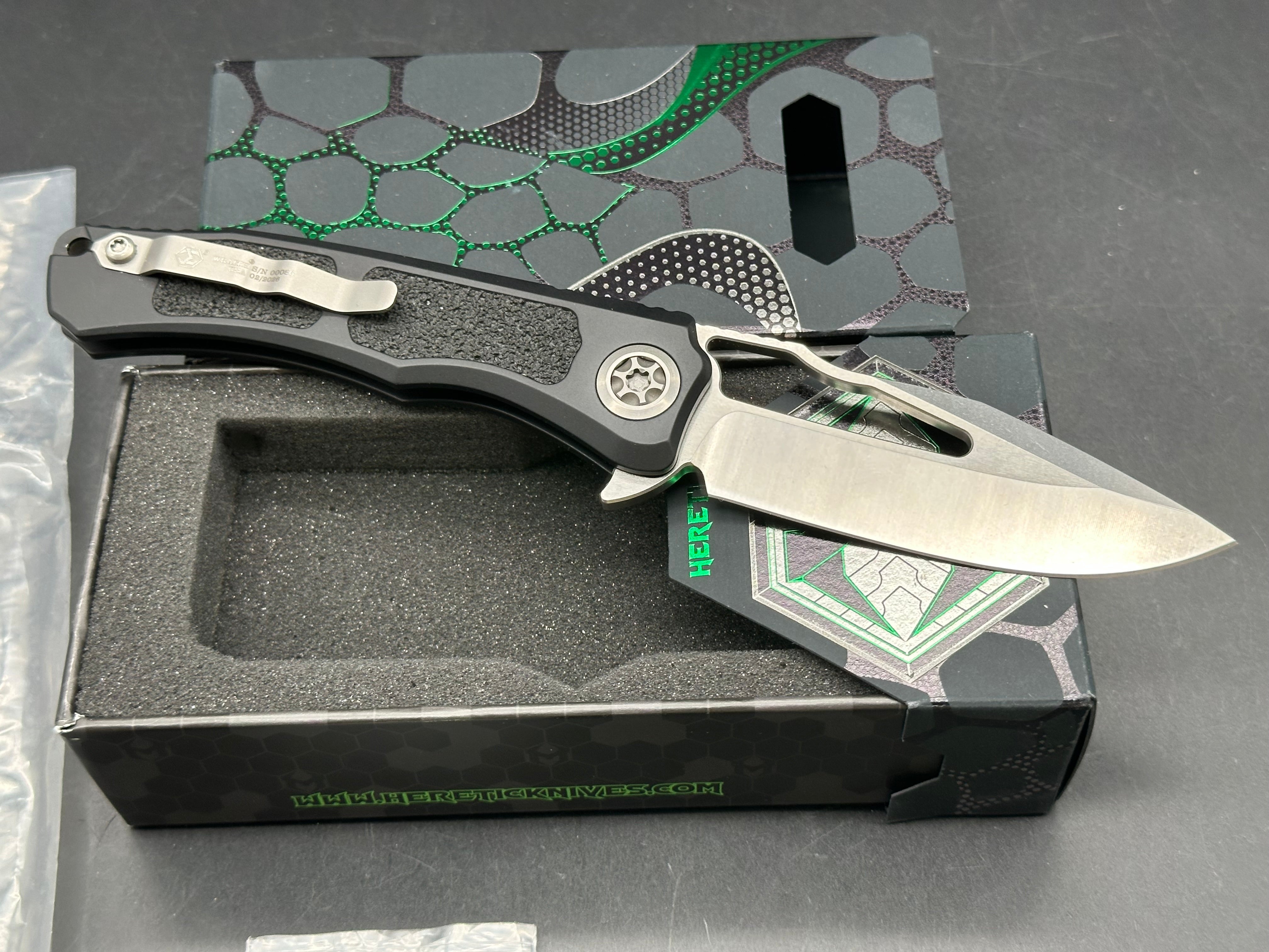 Heretic Wraith V4 Manual, 3.625" MagnaCut Blade with Black Aluminum Scales with Black "Grip Tape" Inlays