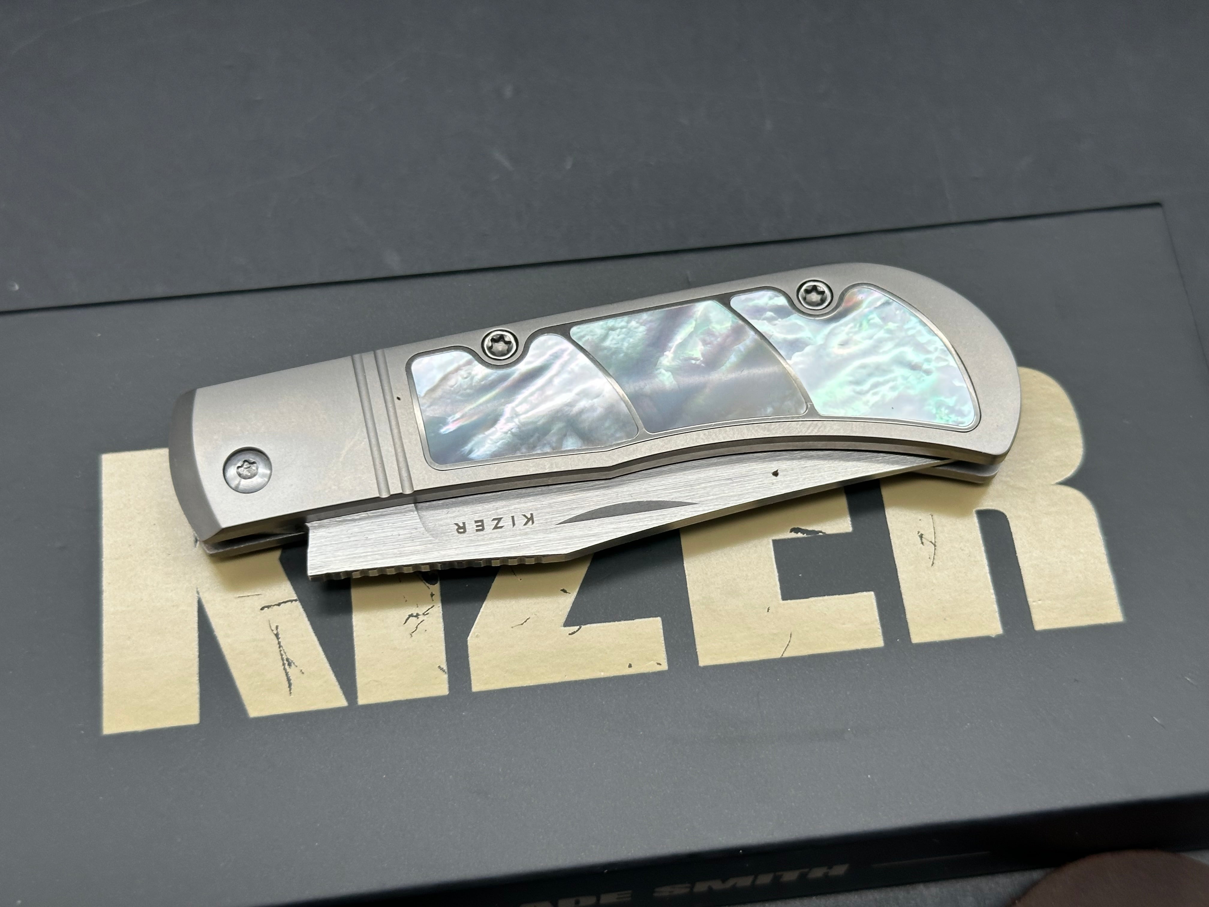 KIZER TRESTLE PEARL TITANIUM HANDLE S45VN CLIP POINT PLAIN EDGE