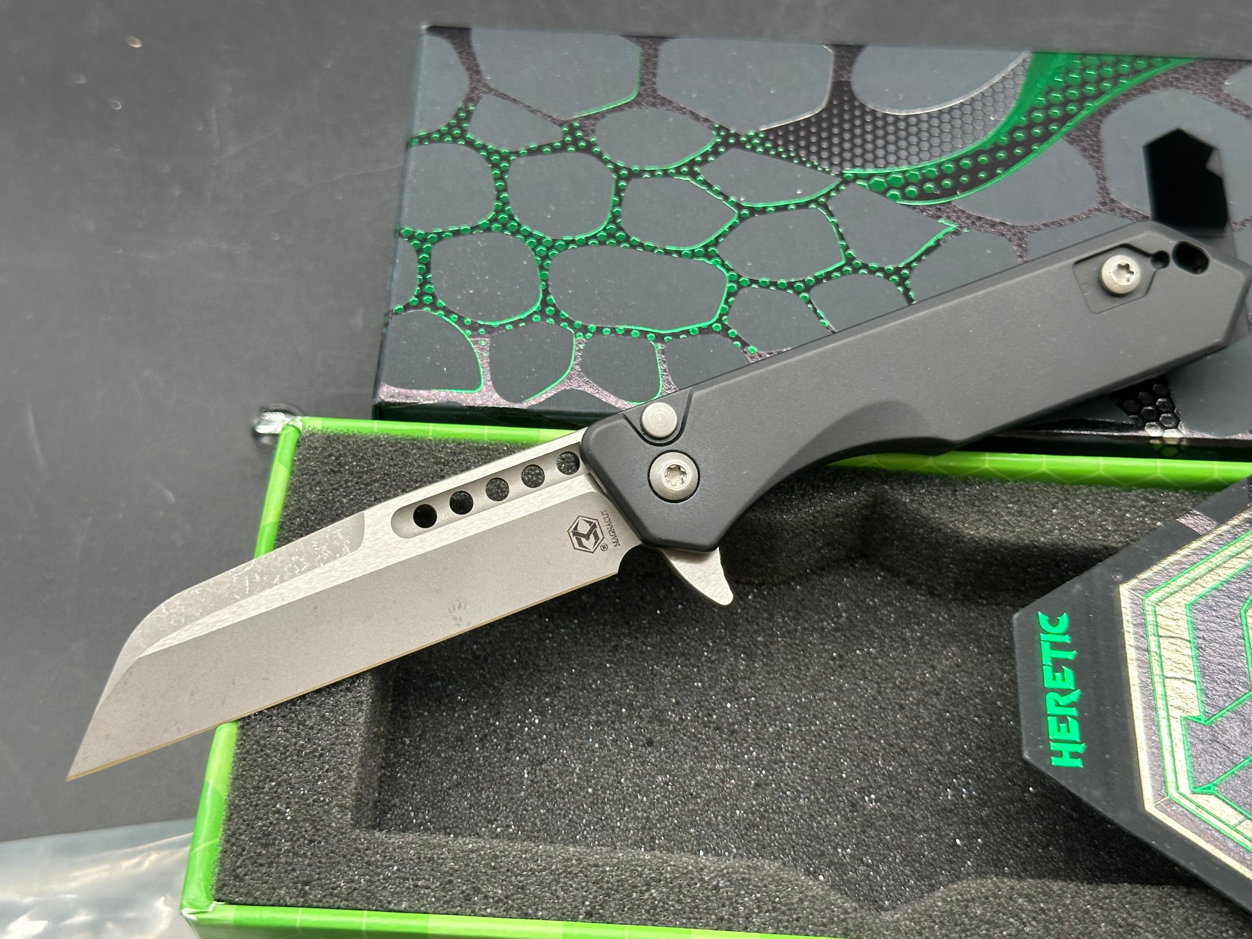 Heretic Jinn Manual, 3" MagnaCut BattleWorn Sheepsfoot Blade with Black Aluminum Scales plus Skiff Bearings