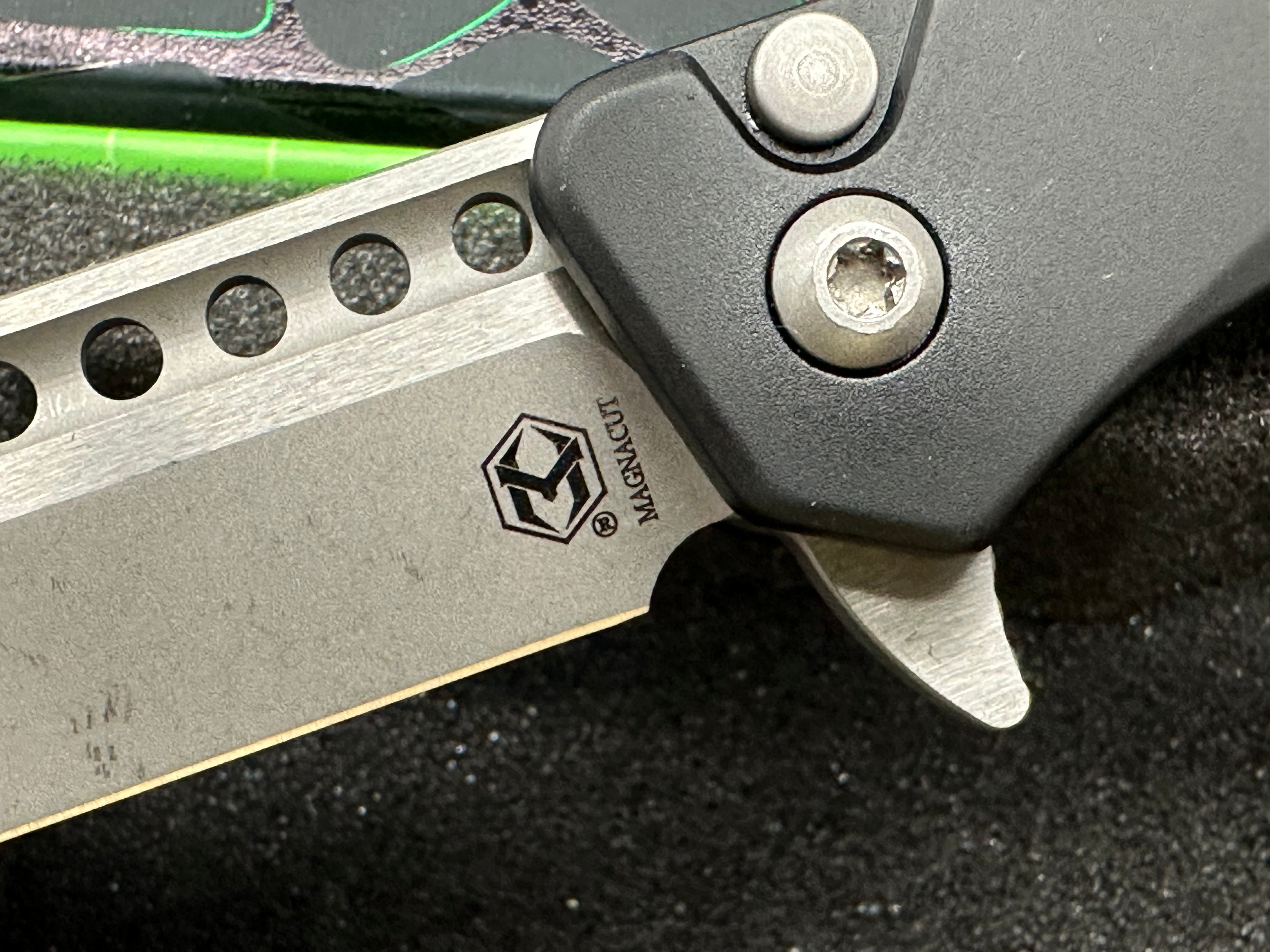 Heretic Jinn Manual, 3" MagnaCut BattleWorn Sheepsfoot Blade with Black Aluminum Scales plus Skiff Bearings