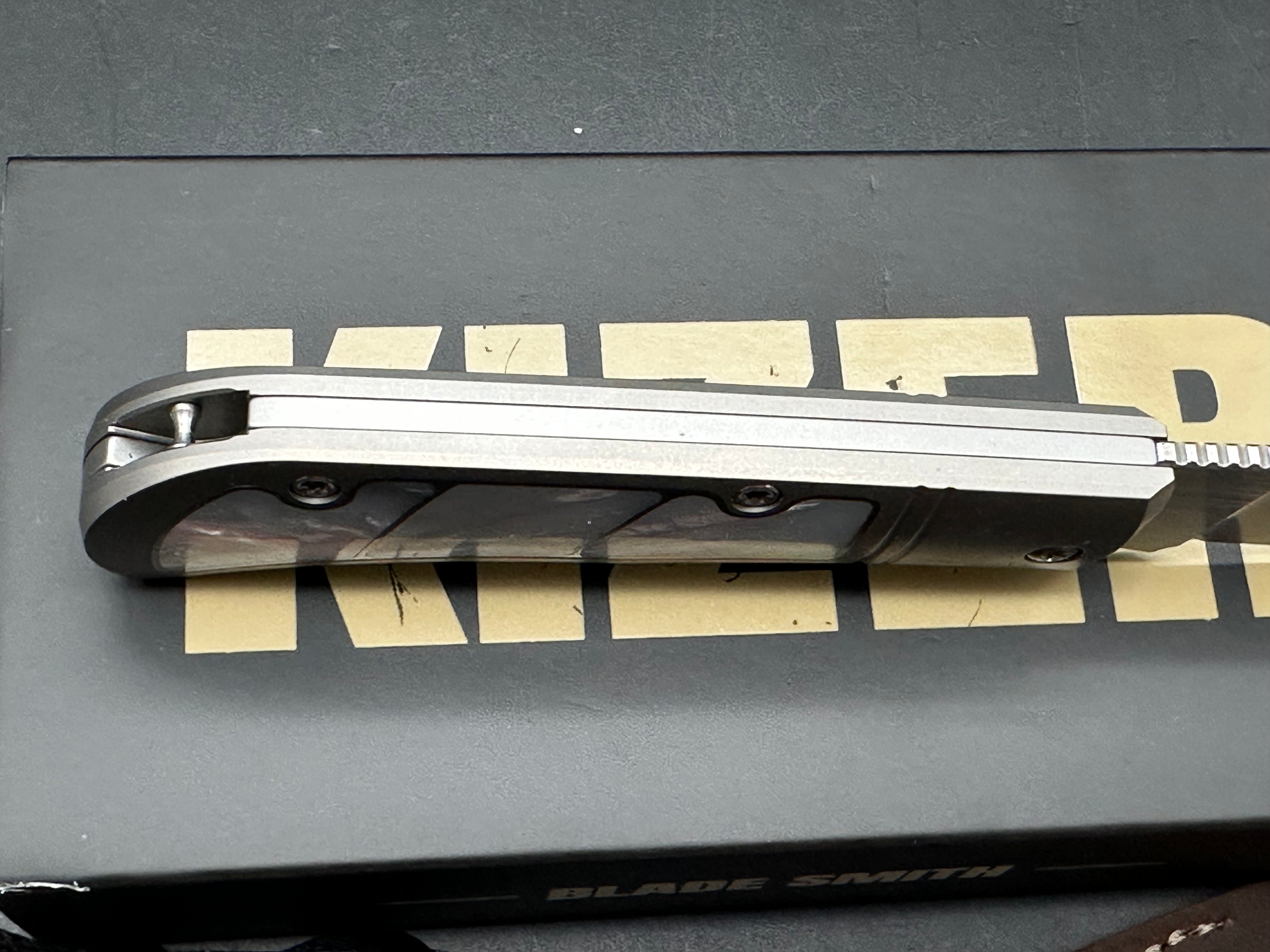 KIZER TRESTLE PEARL TITANIUM HANDLE S45VN CLIP POINT PLAIN EDGE