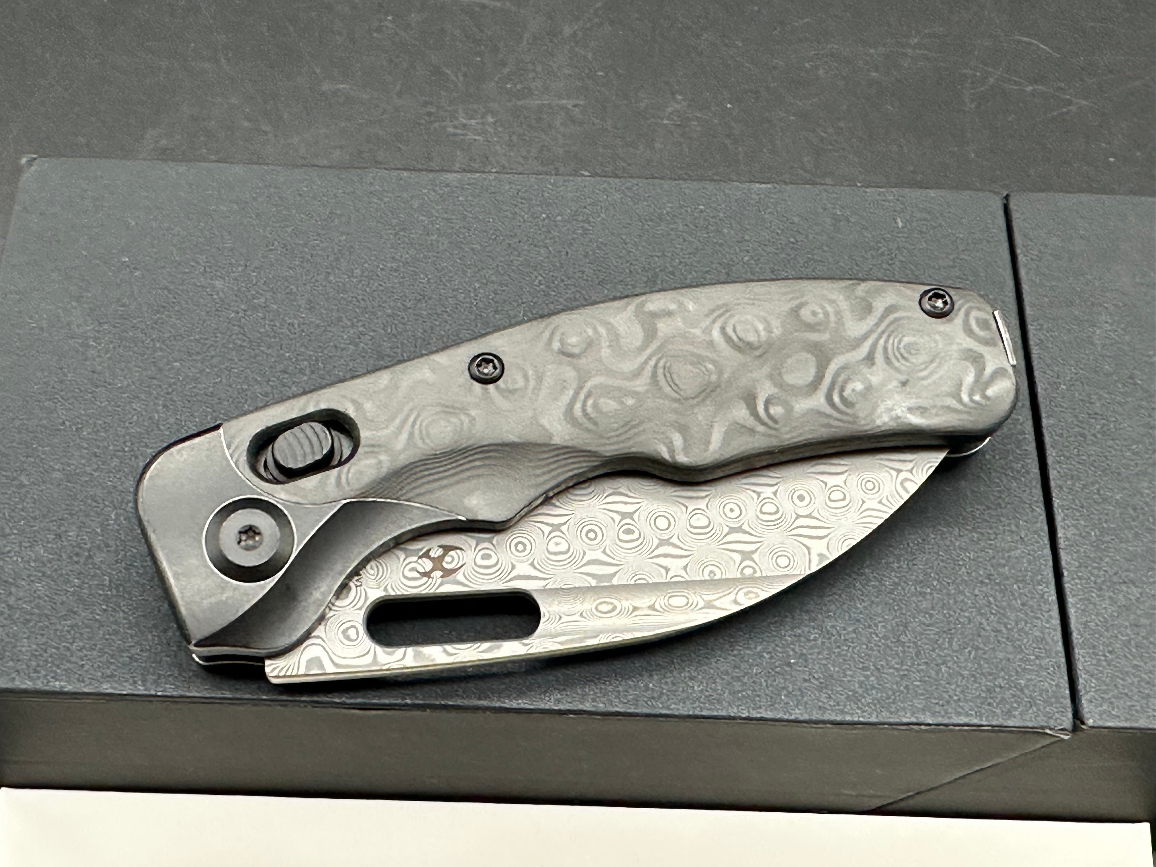 Kansept Vivid - Rose Carbon Fiber, Damascus Blade