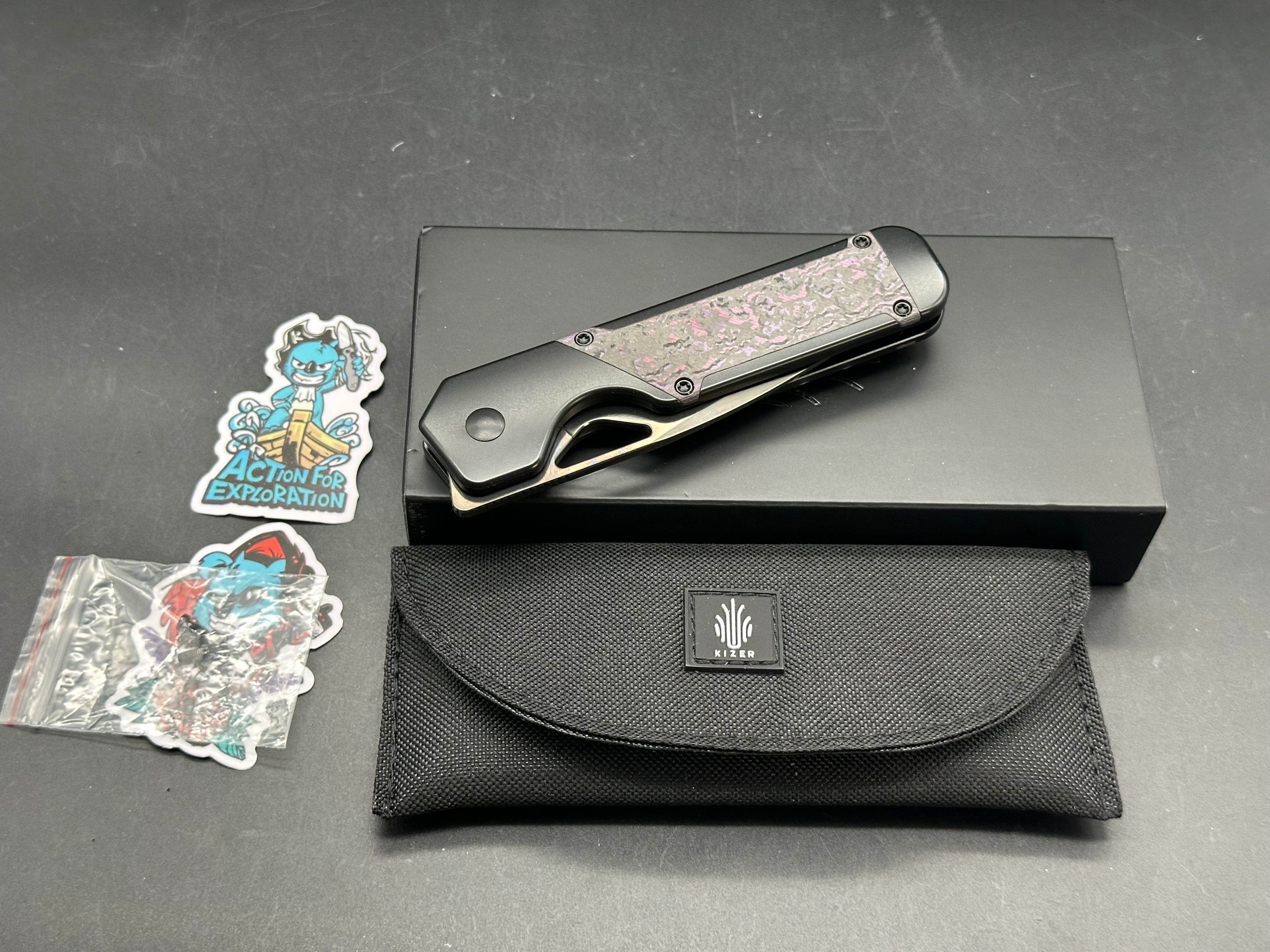 KIZER MILITAW BLACK/PURPLE HAZE TITANIUM/FAT CARBON HANDLE S45VN DROP POINT