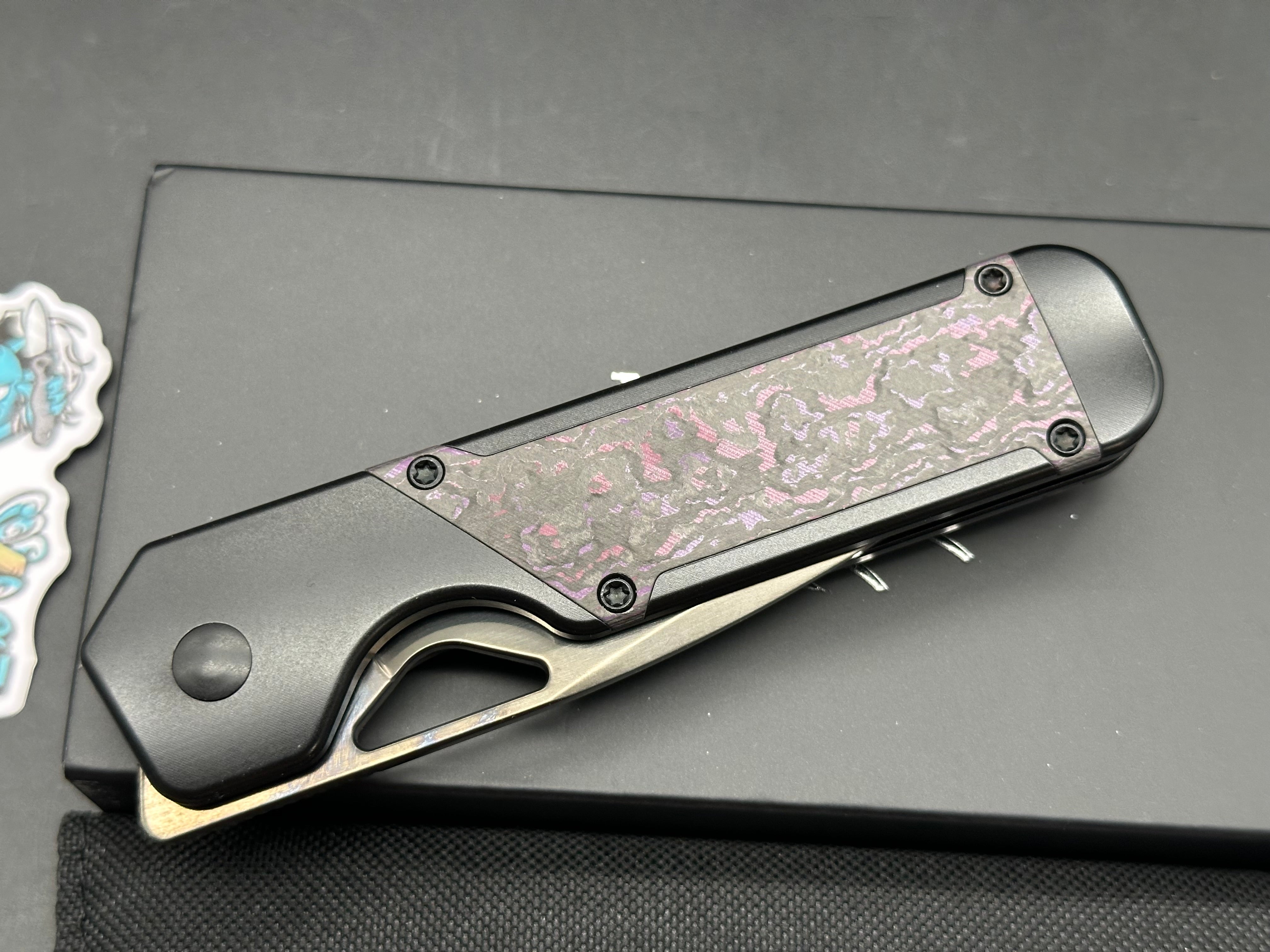 KIZER MILITAW BLACK/PURPLE HAZE TITANIUM/FAT CARBON HANDLE S45VN DROP POINT