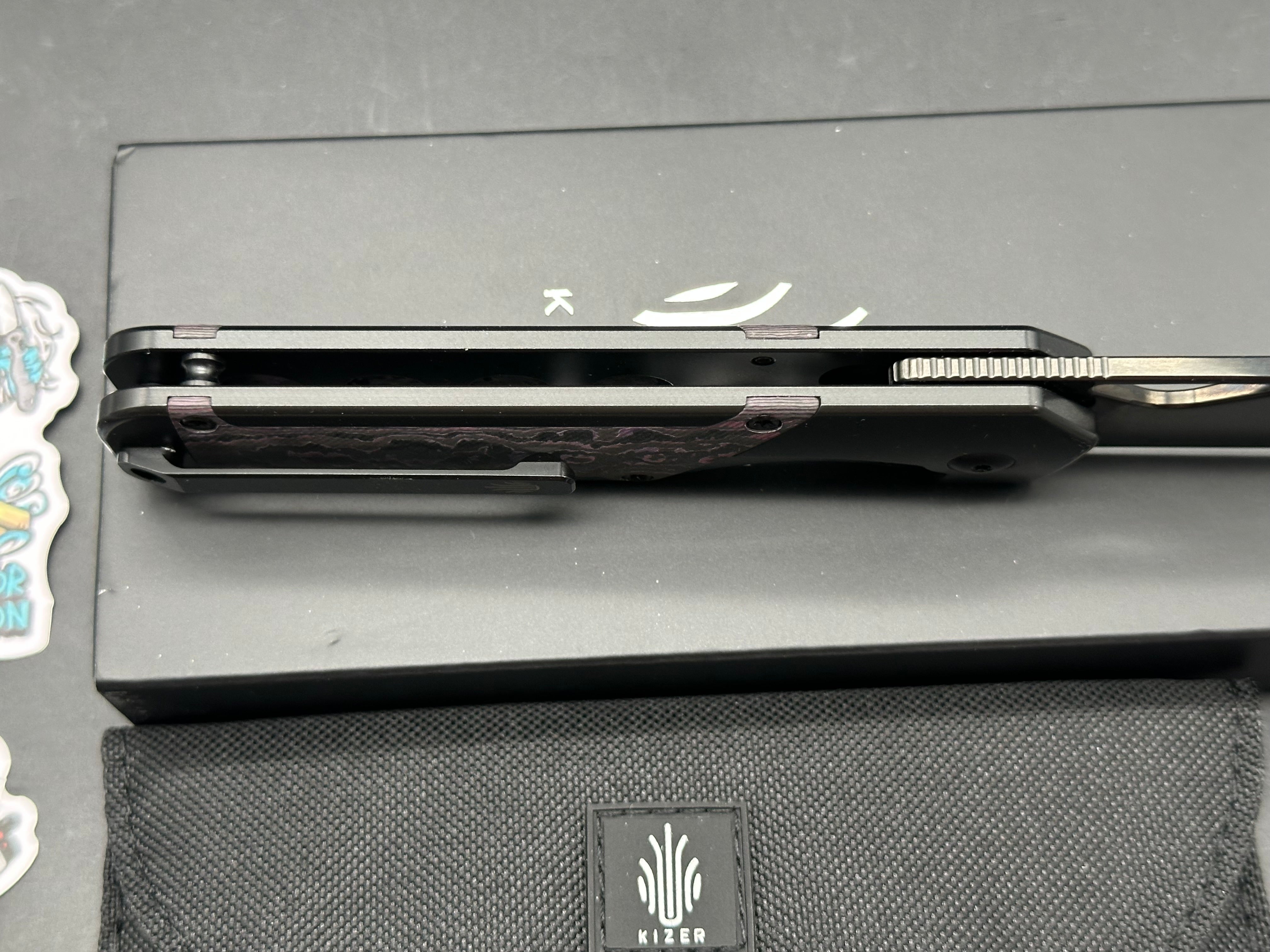 KIZER MILITAW BLACK/PURPLE HAZE TITANIUM/FAT CARBON HANDLE S45VN DROP POINT