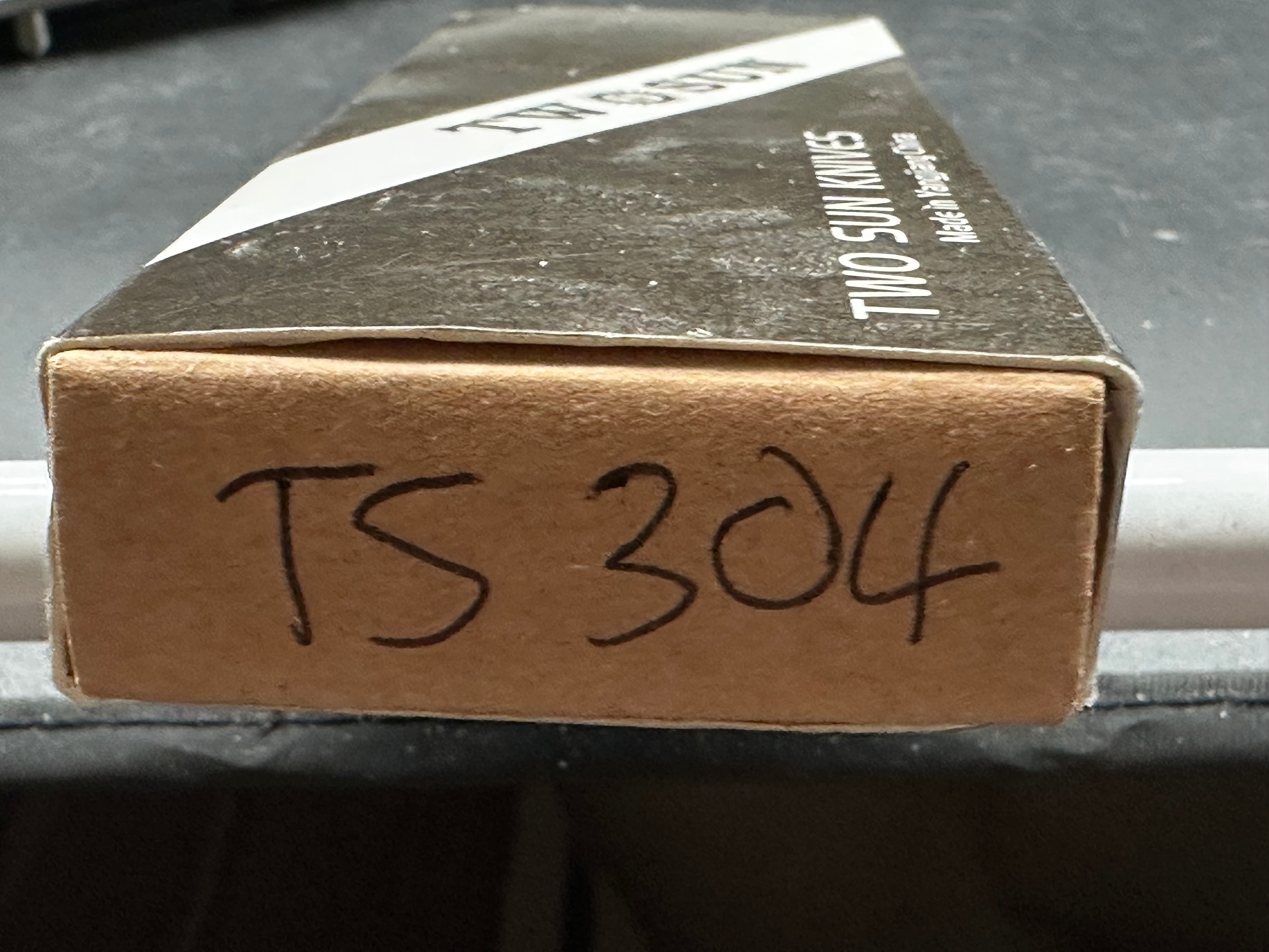 TWOSUN TS304 BLACK CARBON FIBER HANDLE 14C28N PLAIN EDGE