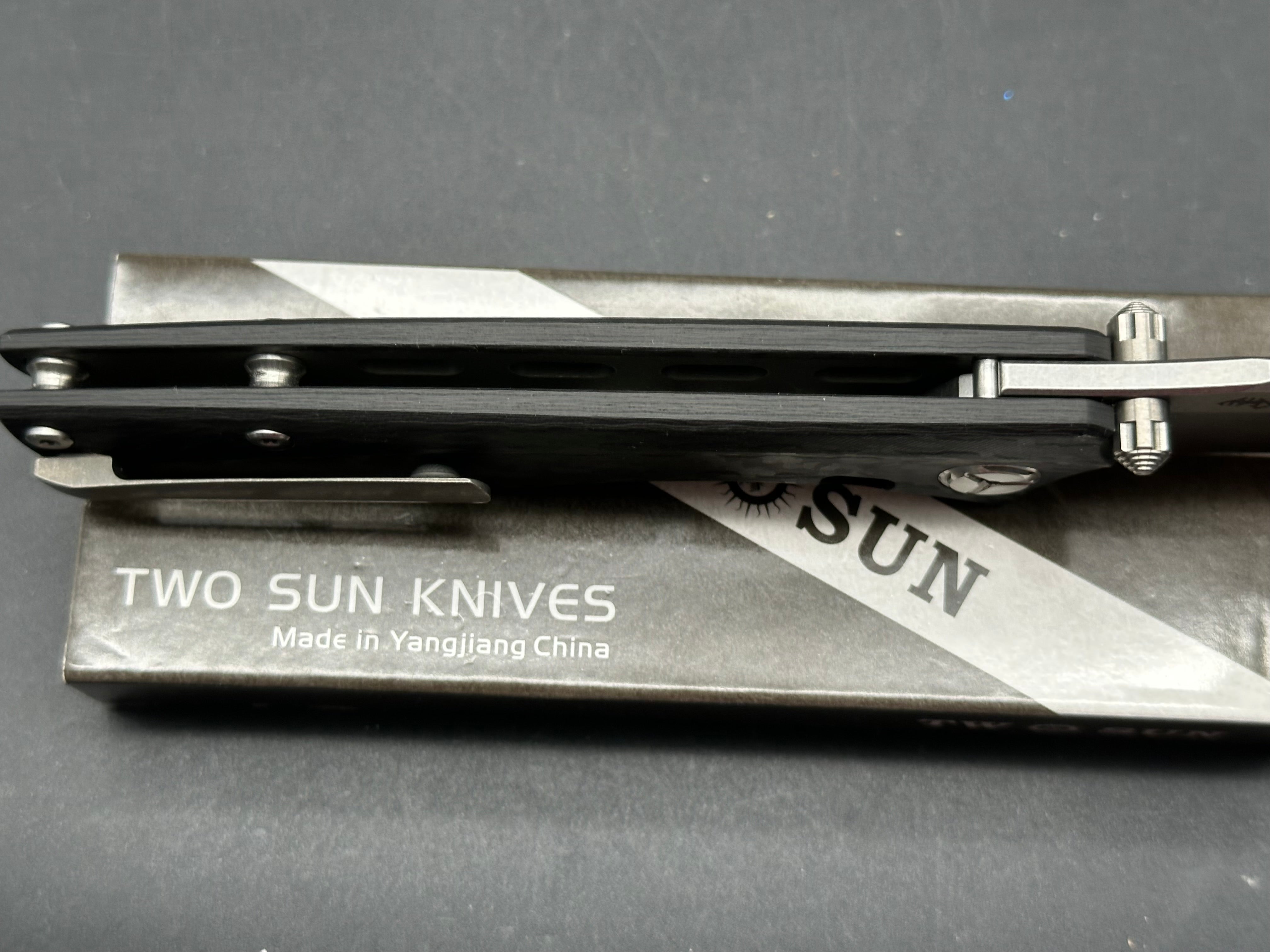 TWOSUN TS304 BLACK CARBON FIBER HANDLE 14C28N PLAIN EDGE