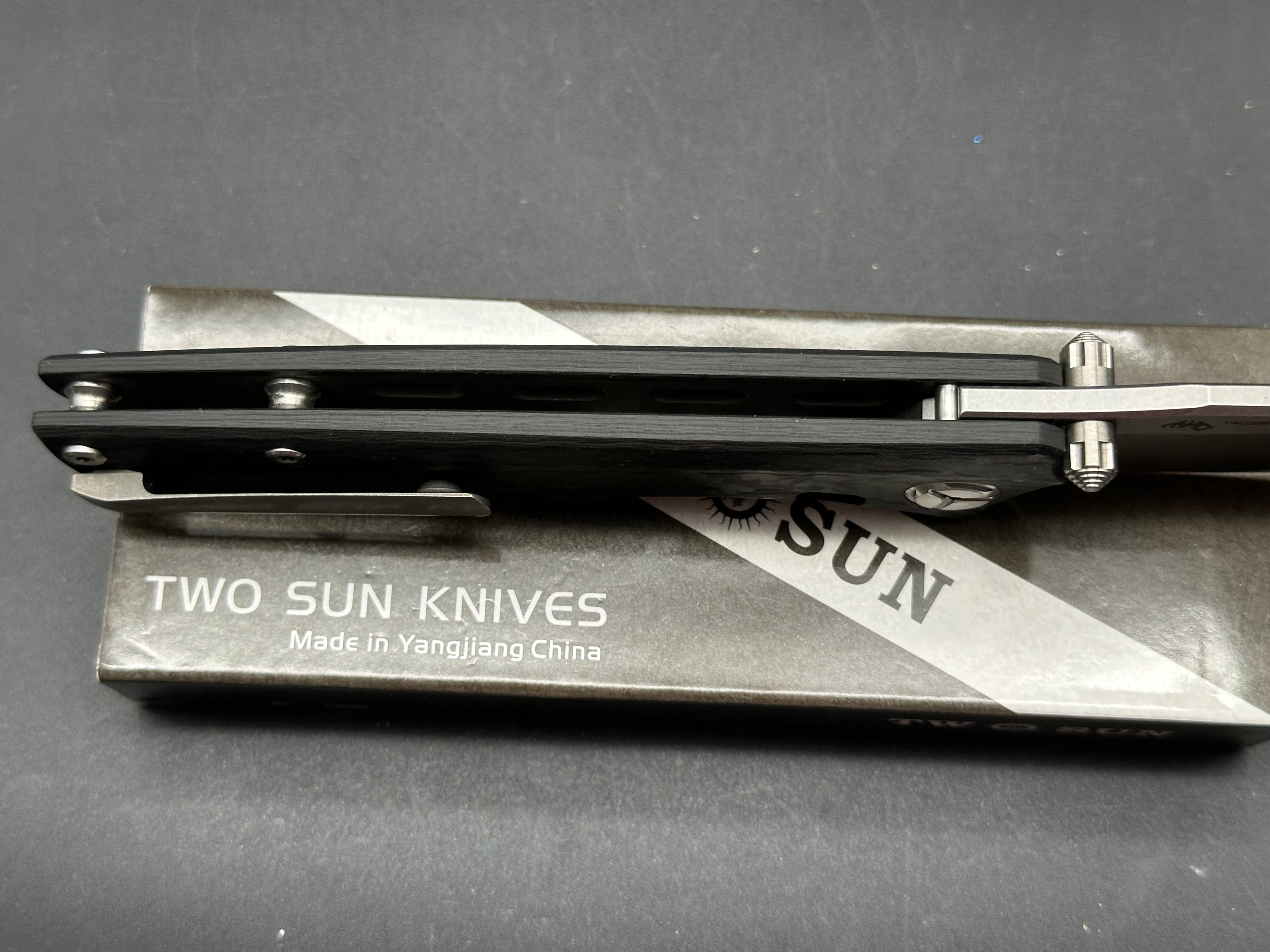 TWOSUN TS304 BLACK CARBON FIBER HANDLE 14C28N PLAIN EDGE