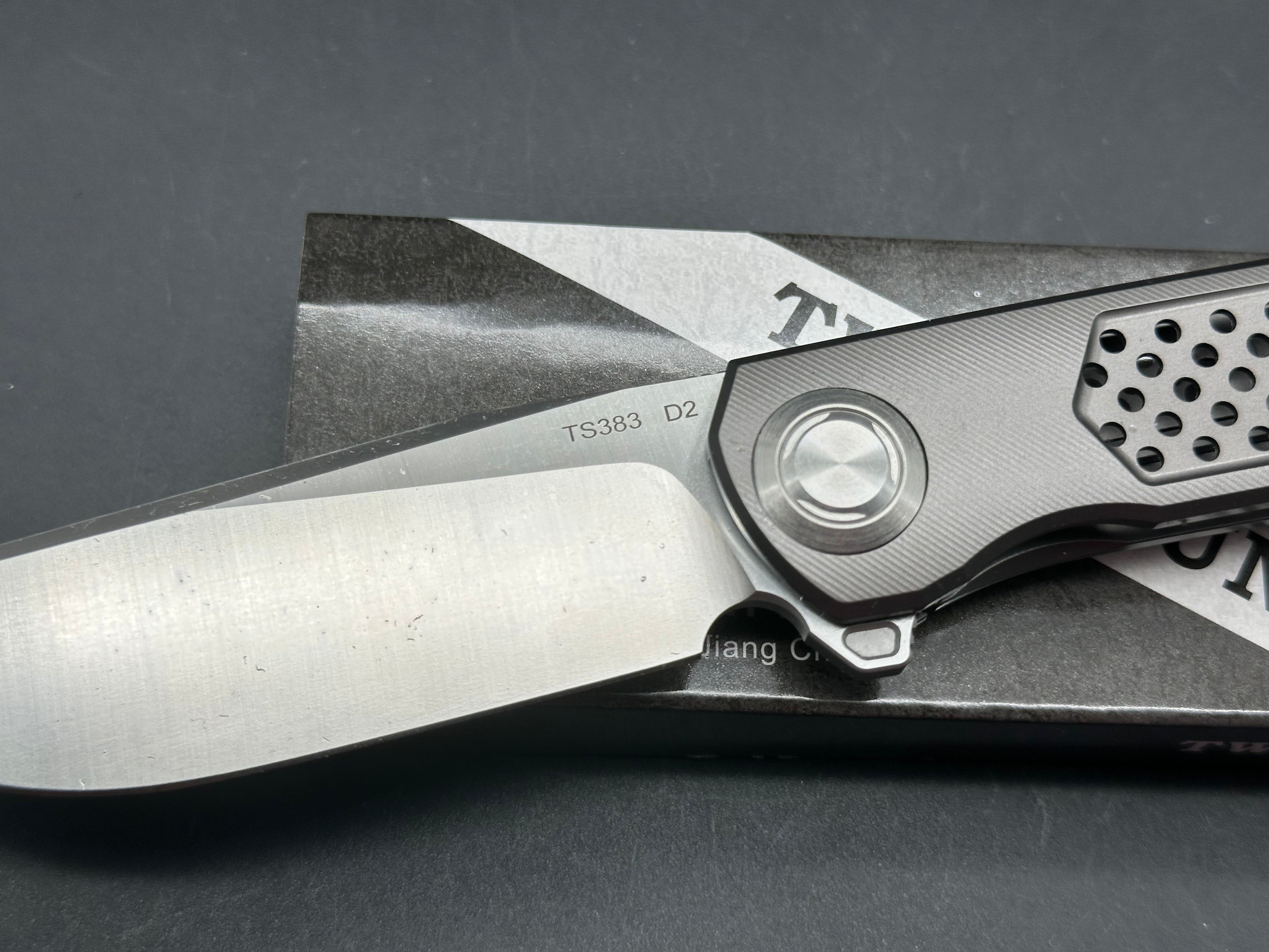 TWOSUN TS383 GRAY TITANIUM HANDLE D2 PLAIN EDGE