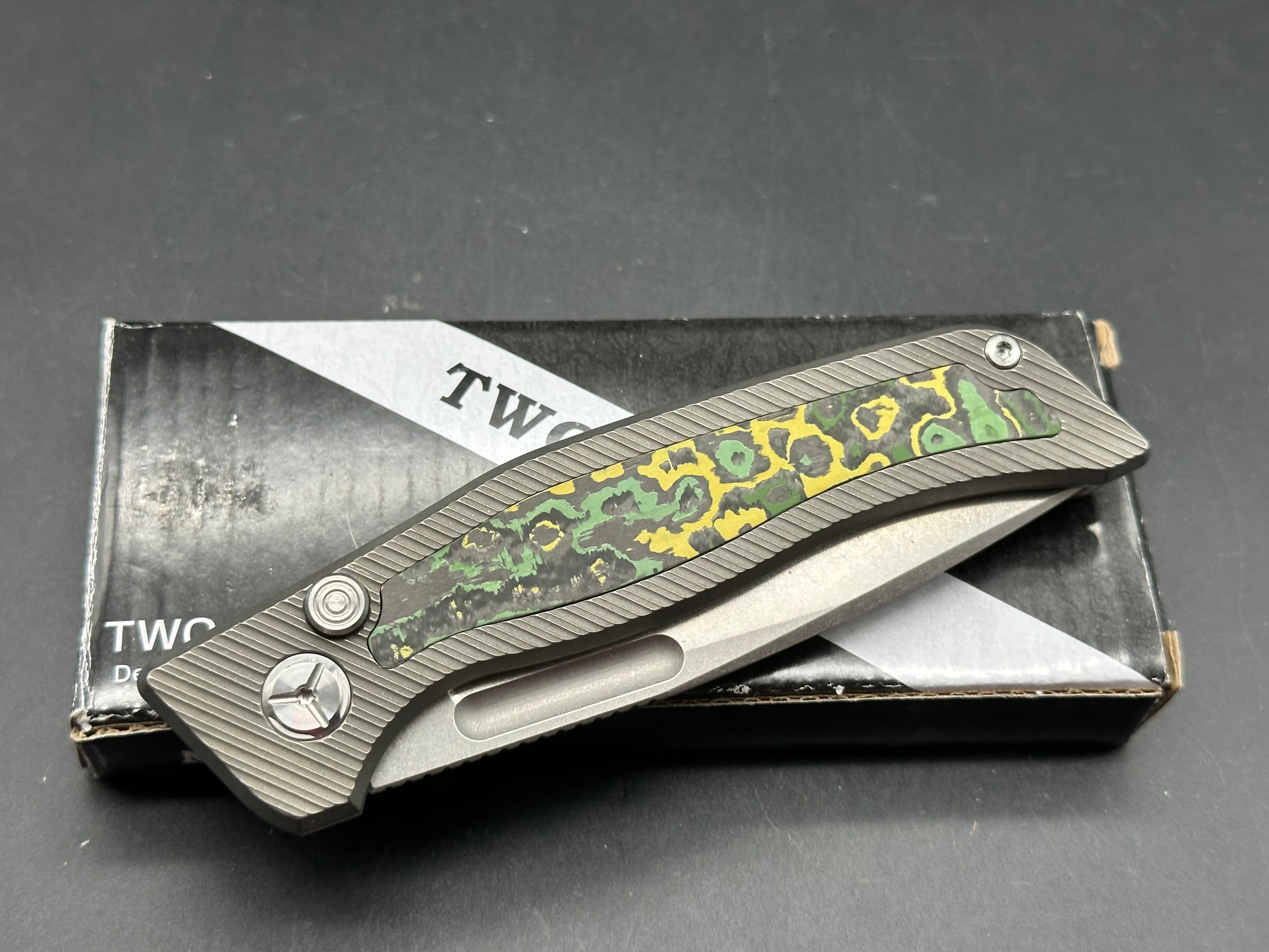 TWOSUN TS329 TITANIUM/CARBON FIBER HANDLE M390 PLAIN EDGE (Custom Fat carbon inlays)