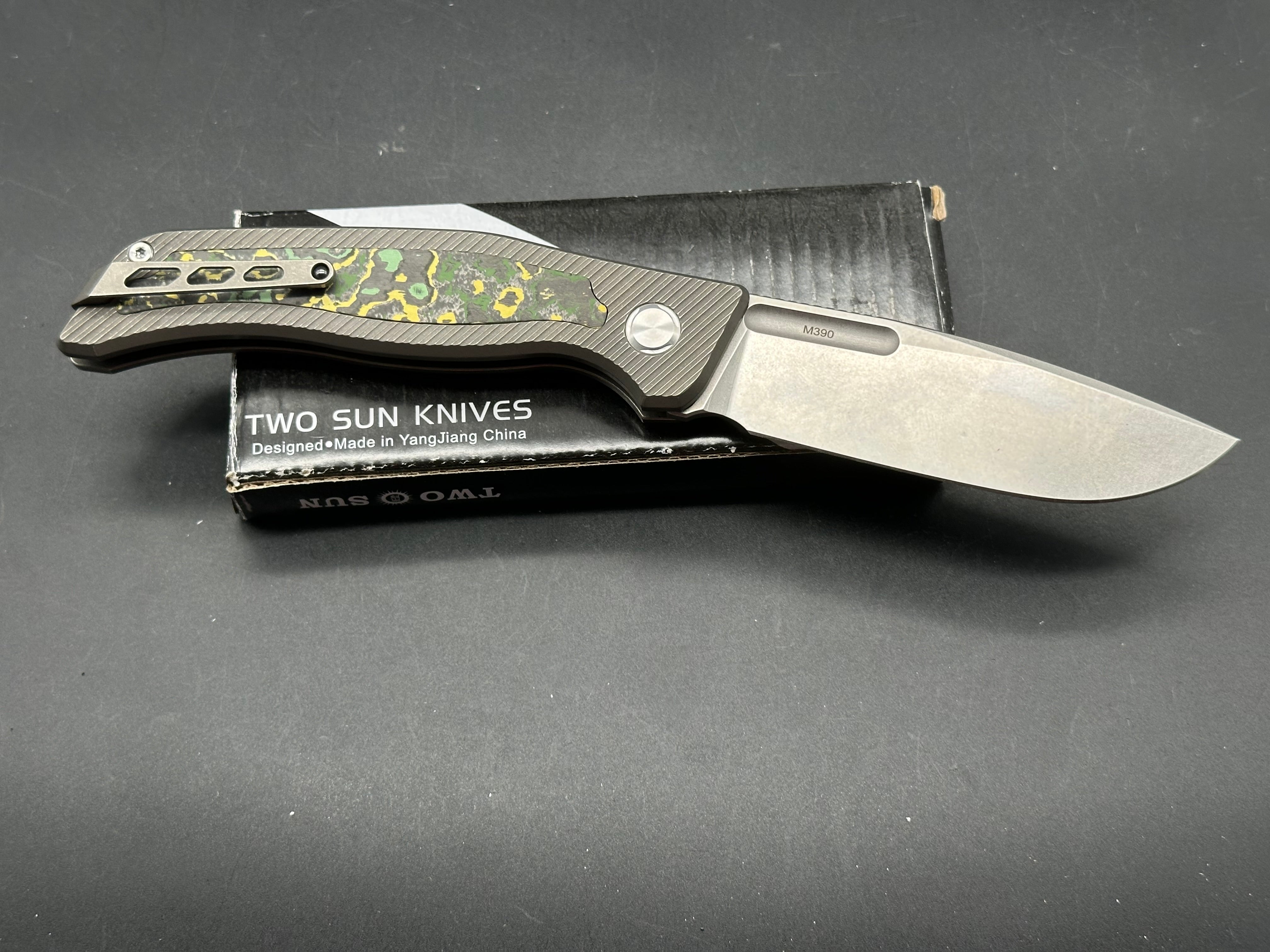 TWOSUN TS329 TITANIUM/CARBON FIBER HANDLE M390 PLAIN EDGE (Custom Fat carbon inlays)